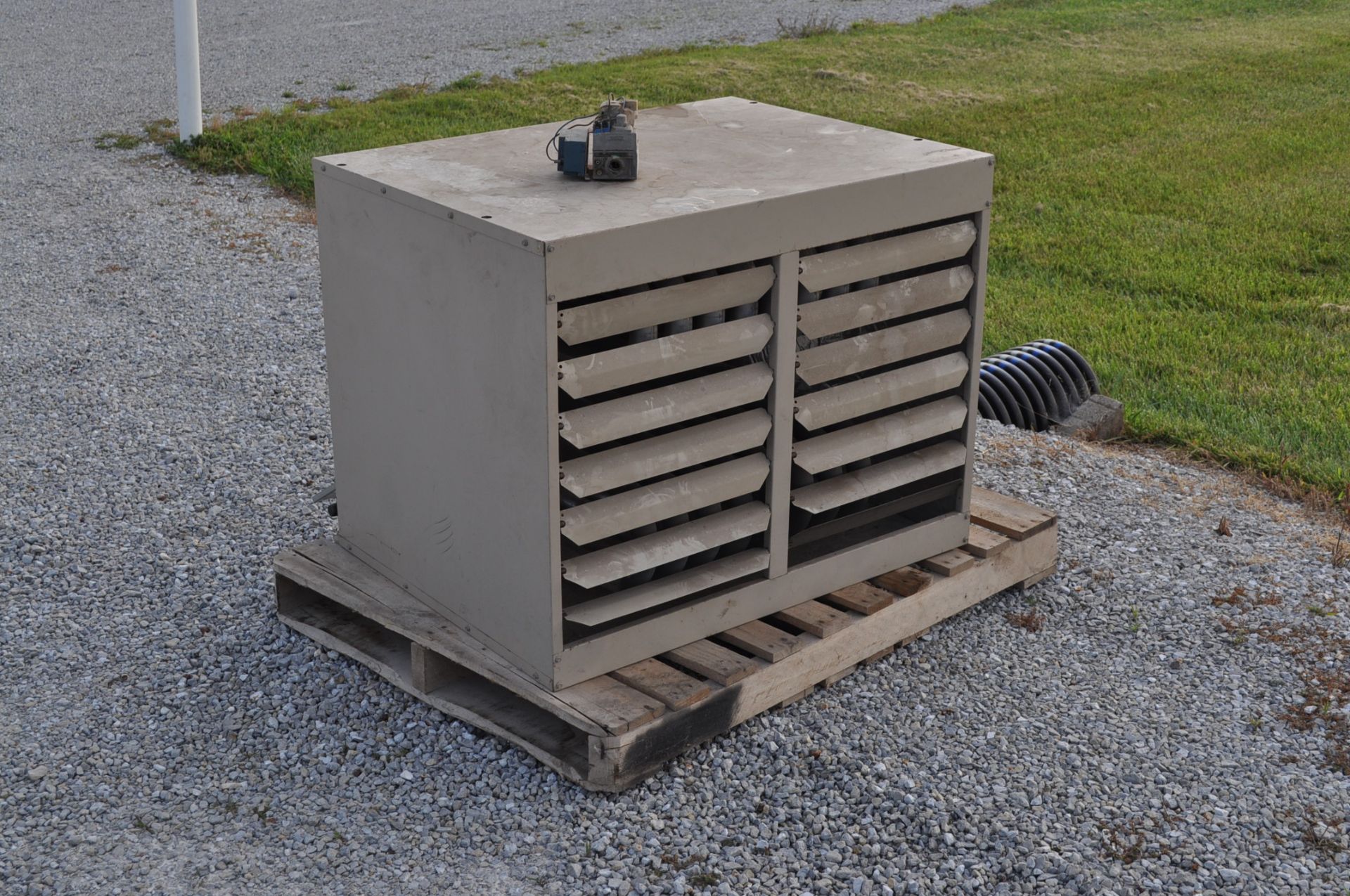 Forced air heater, LP or NG, 184,000 mbtu - Image 2 of 8