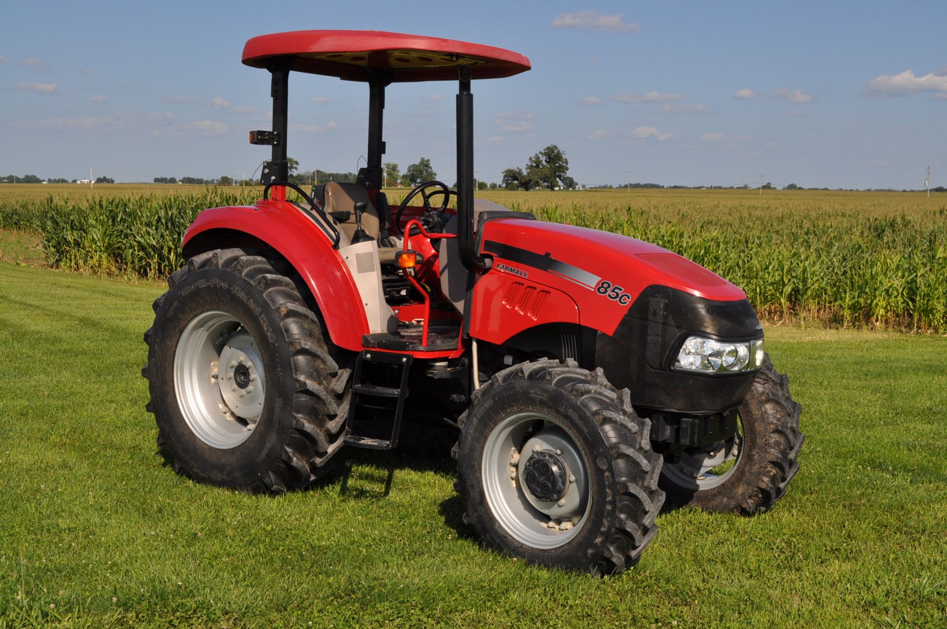 Case IH 85c Farmall tractor, MFWD, 460/85R30 rear, 320/85R24 front, 1 hyd rem, 540 PTO, 3 pt,