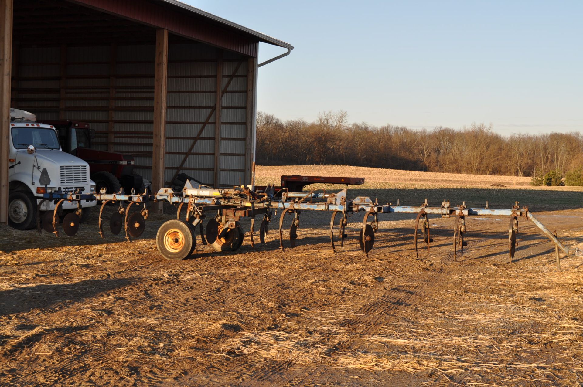 13 shank Blu-jet NH3 bar, 3 pt hitch, Hiniker NH3 cooler, Hiniker 8150 flow control monitor,