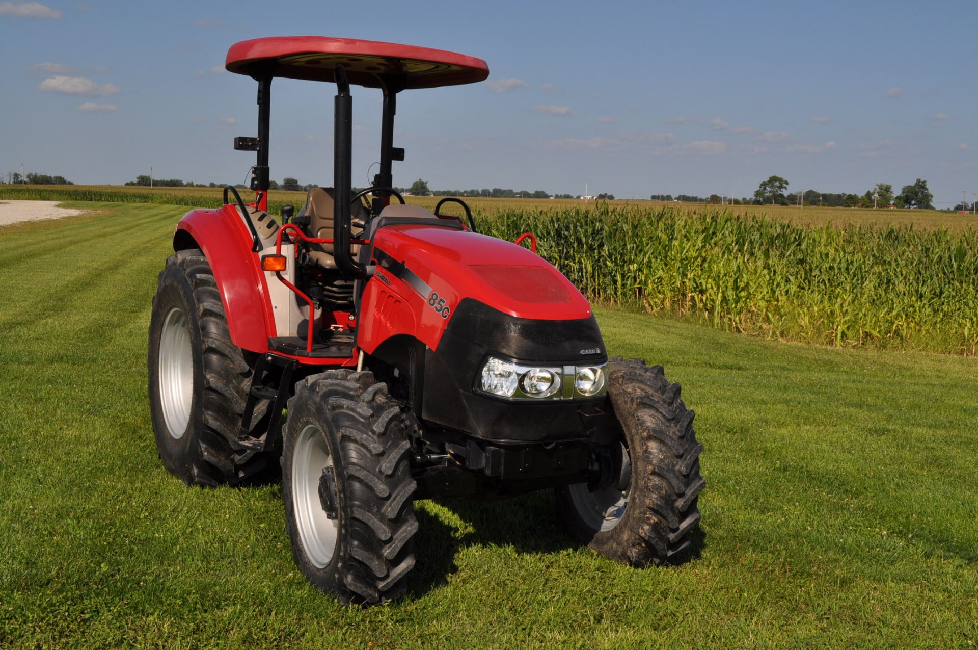 Case IH 85c Farmall tractor, MFWD, 460/85R30 rear, 320/85R24 front, 1 hyd rem, 540 PTO, 3 pt, - Bild 2 aus 16