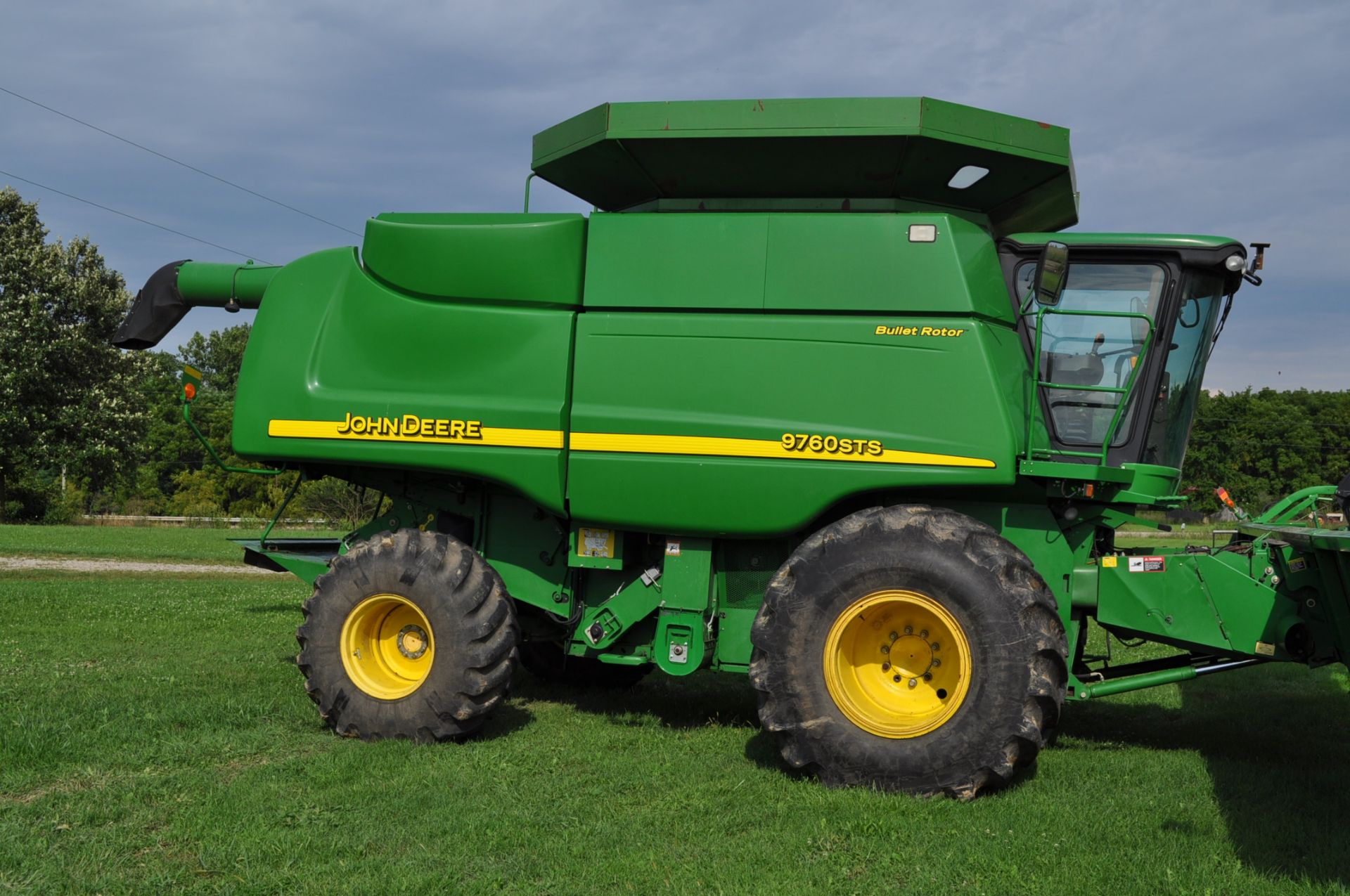 John Deere 9760STS combine, 76x50.00-32 tires, contour master, Maurer bin ext, 2WD