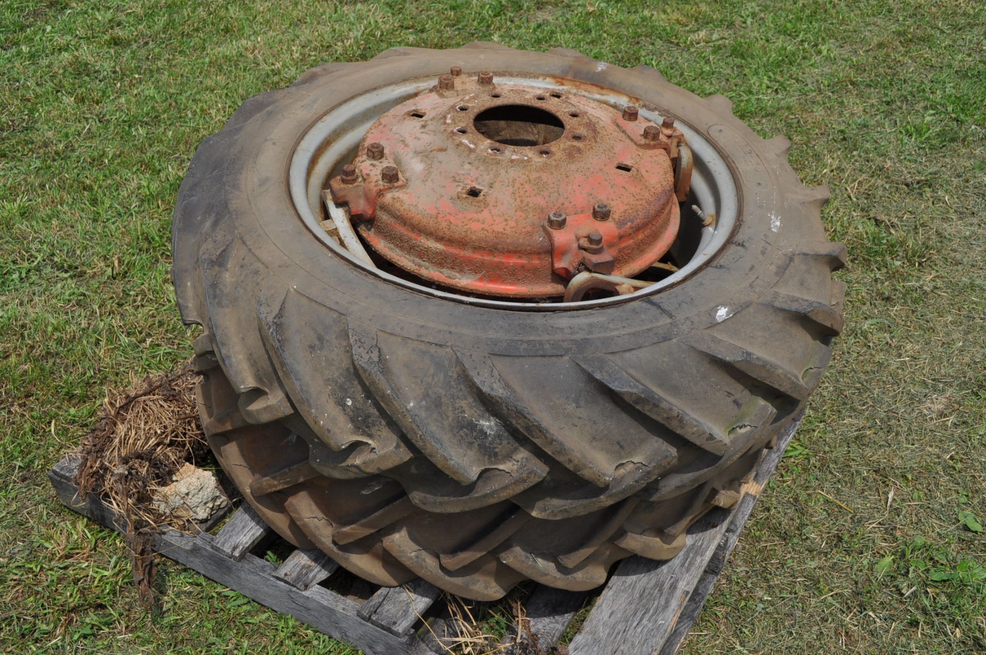 (2) 11.2-28 tractor tires and rims, power adjust, 8 bolt centers, Walters Farm Bob & Linda - Bild 4 aus 4