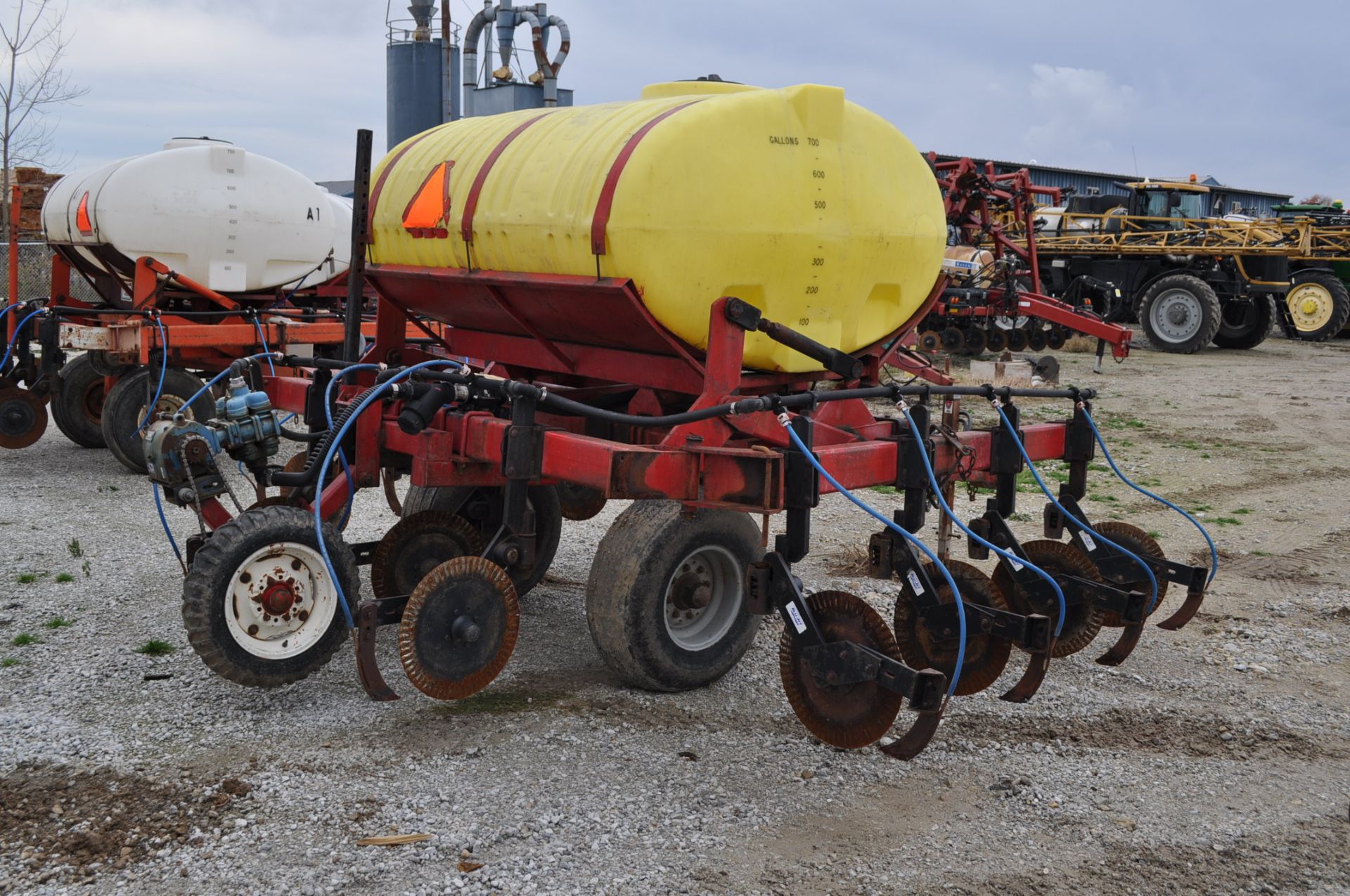 11 coulter Clark 28 applicator, 750 gal poly tank, Blu-Jet coulters with knives, ground drive - Image 4 of 6