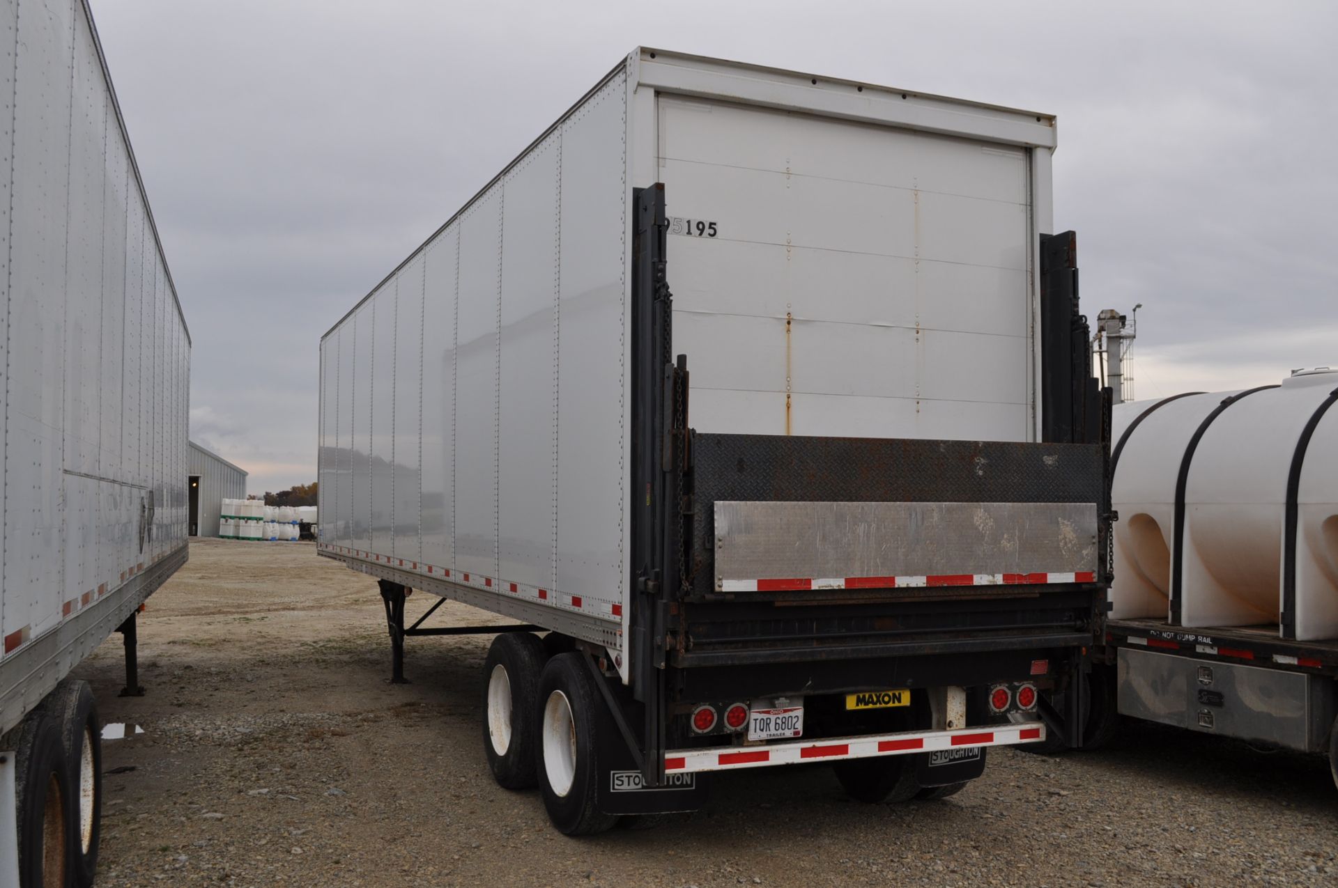 38’ 2011 Stroughton van trailer, T/A, lift gate, air ride - Image 2 of 12