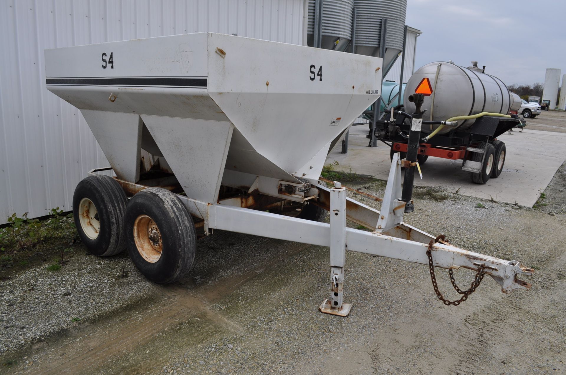 Willmar 5 ton pull type spreader - Image 2 of 6