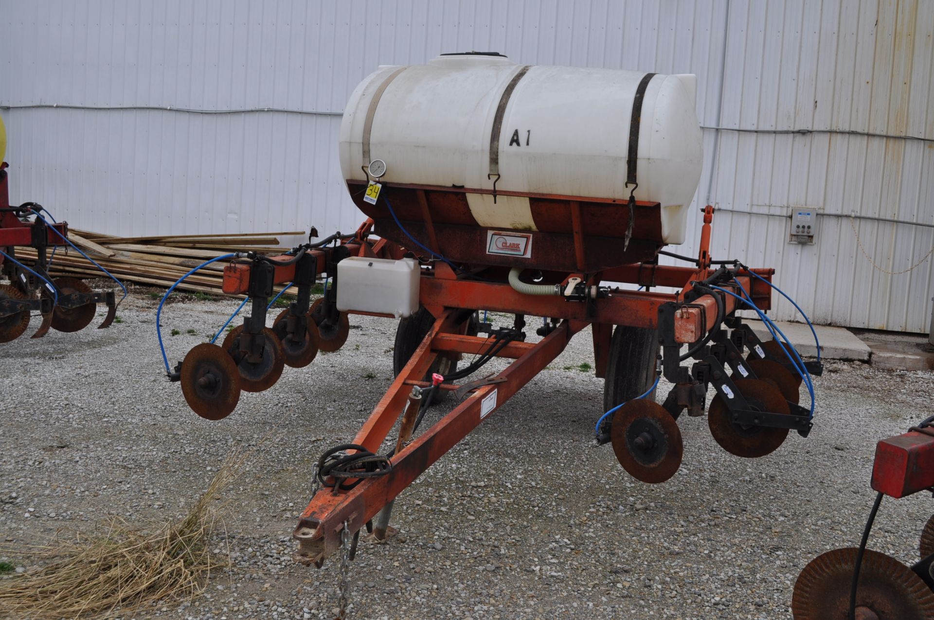 11 coulter Clark 28 applicator, 750 gal poly tank, Blu-Jet coulters - Image 2 of 6