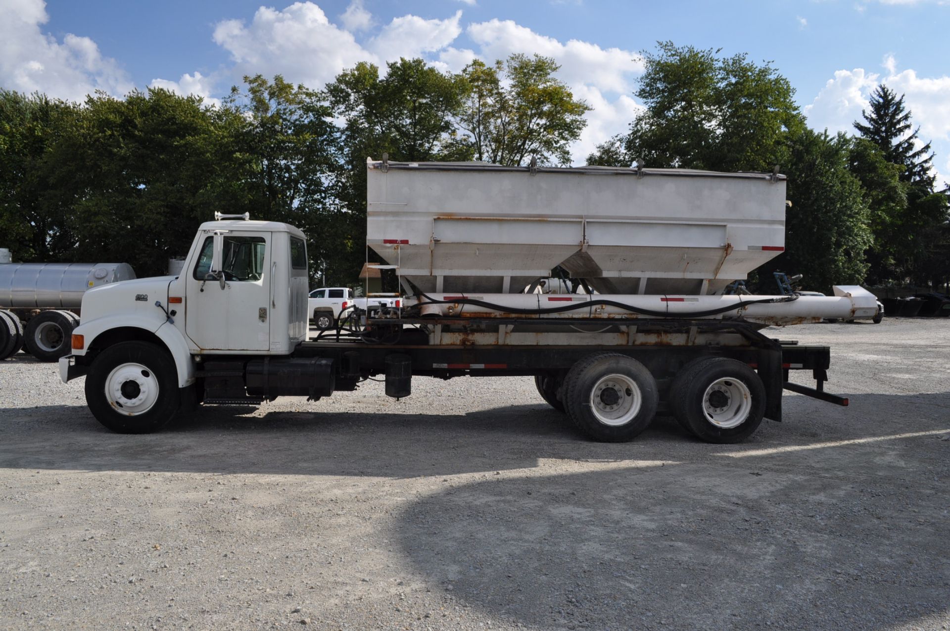 2000 International 4900 w/ 16 ton dry box, side shooter, 4 compartment, DT466E, Eaton 9 sp, T/A, - Image 2 of 13