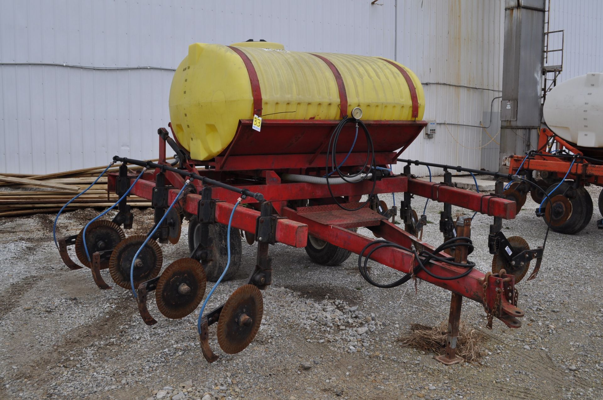 11 coulter Clark 28 applicator, 750 gal poly tank, Blu-Jet coulters with knives, ground drive