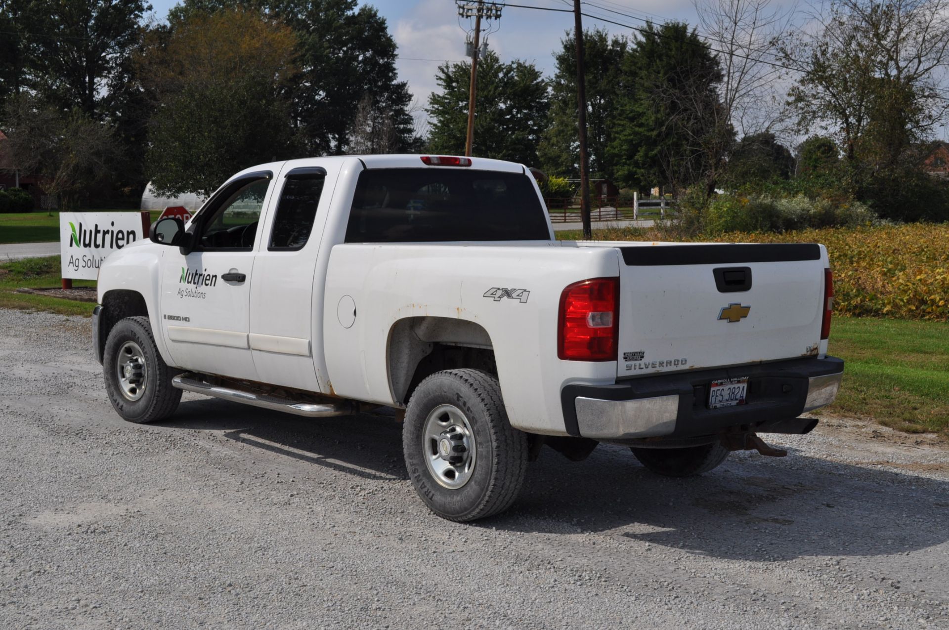 2007 Chevy 2500HD, 4x4 short bed, ext cab, gas V-8, Auto, electric brake controller, 265/75R16, - Image 2 of 13