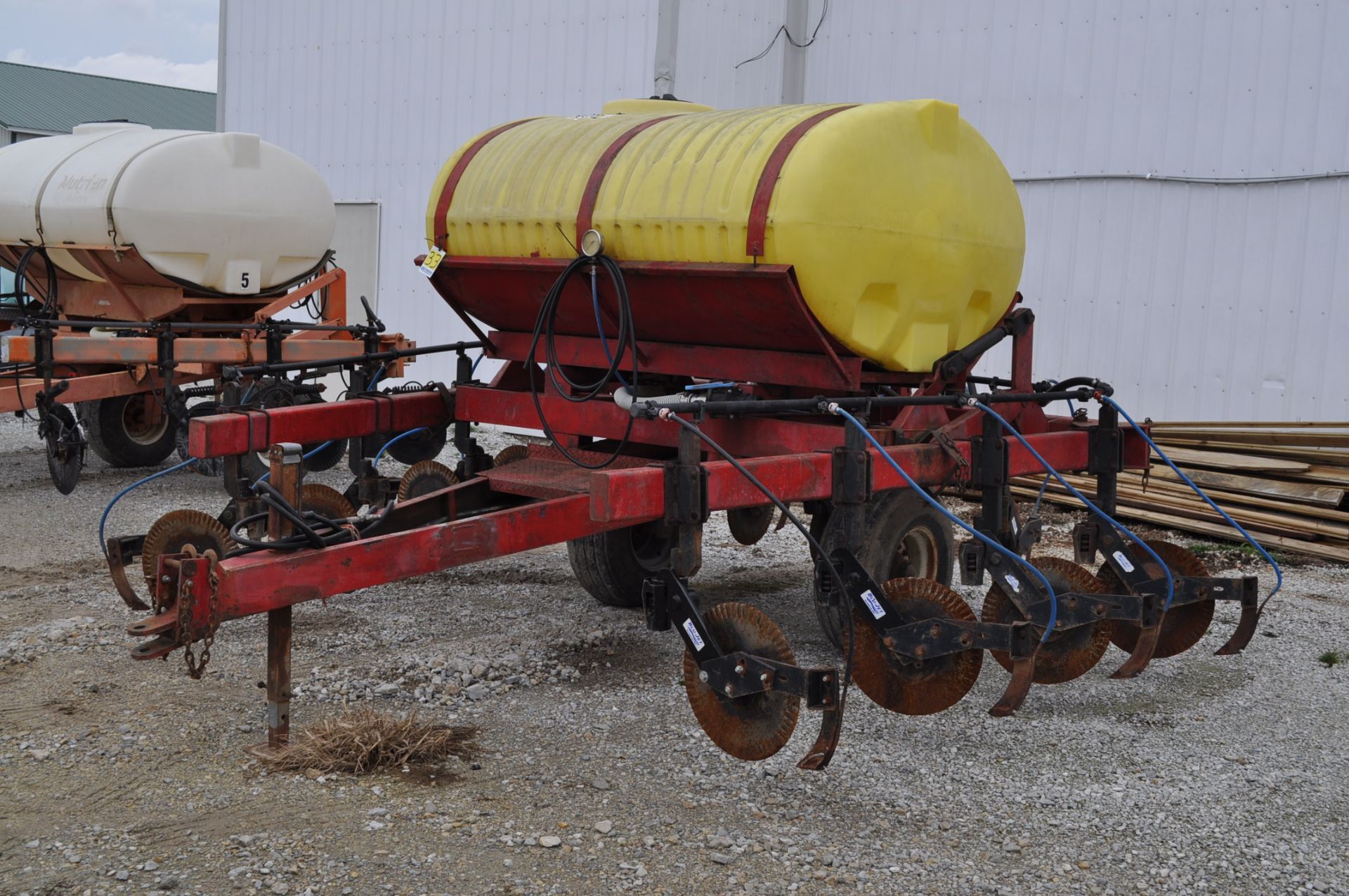 11 coulter Clark 28 applicator, 750 gal poly tank, Blu-Jet coulters with knives, ground drive - Image 2 of 6