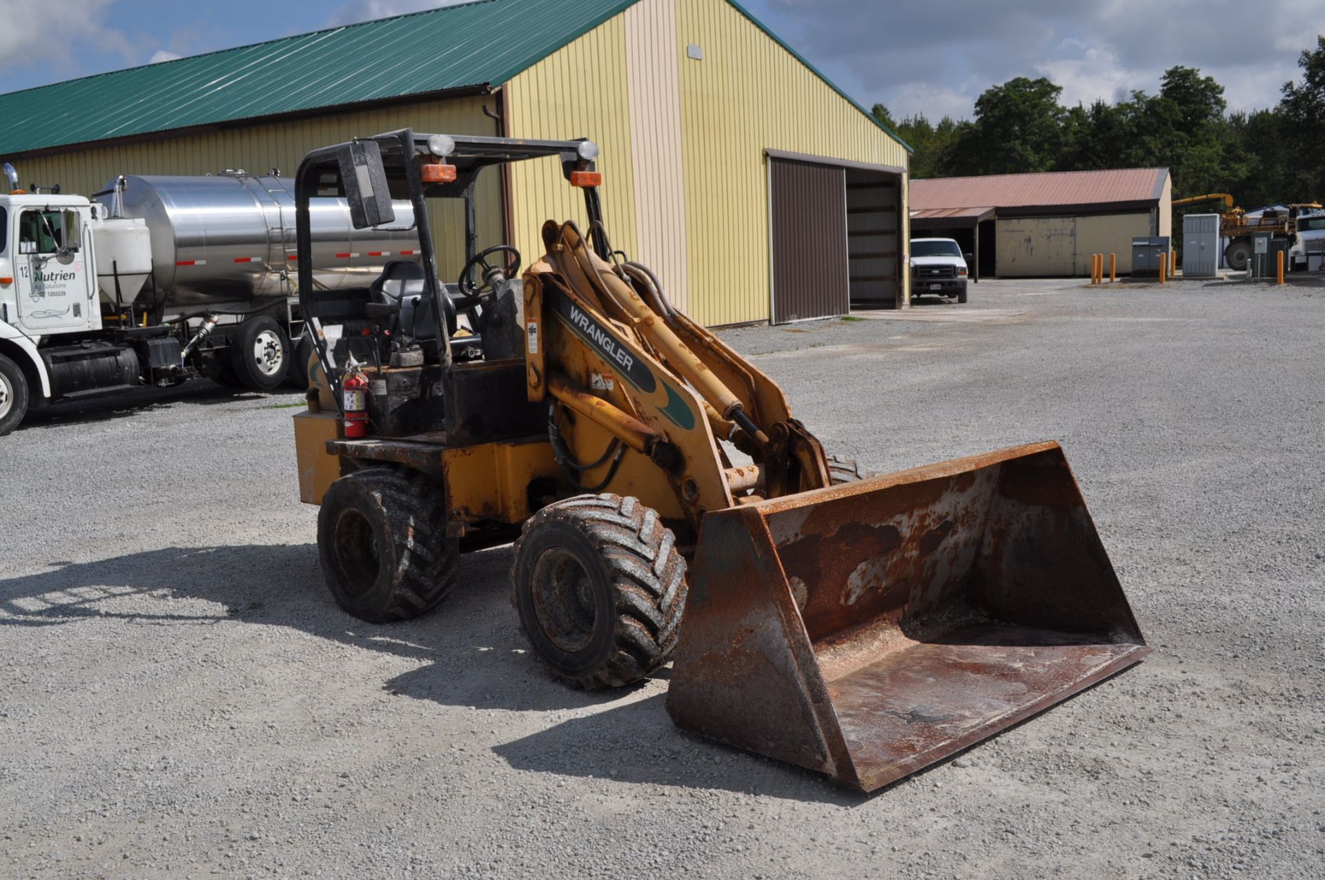 Willmar Wrangler 4550 loader, 5374 hrs, skid steer mounting plate, 31x15.50-15 tires, aux hyd, SN - Image 5 of 12