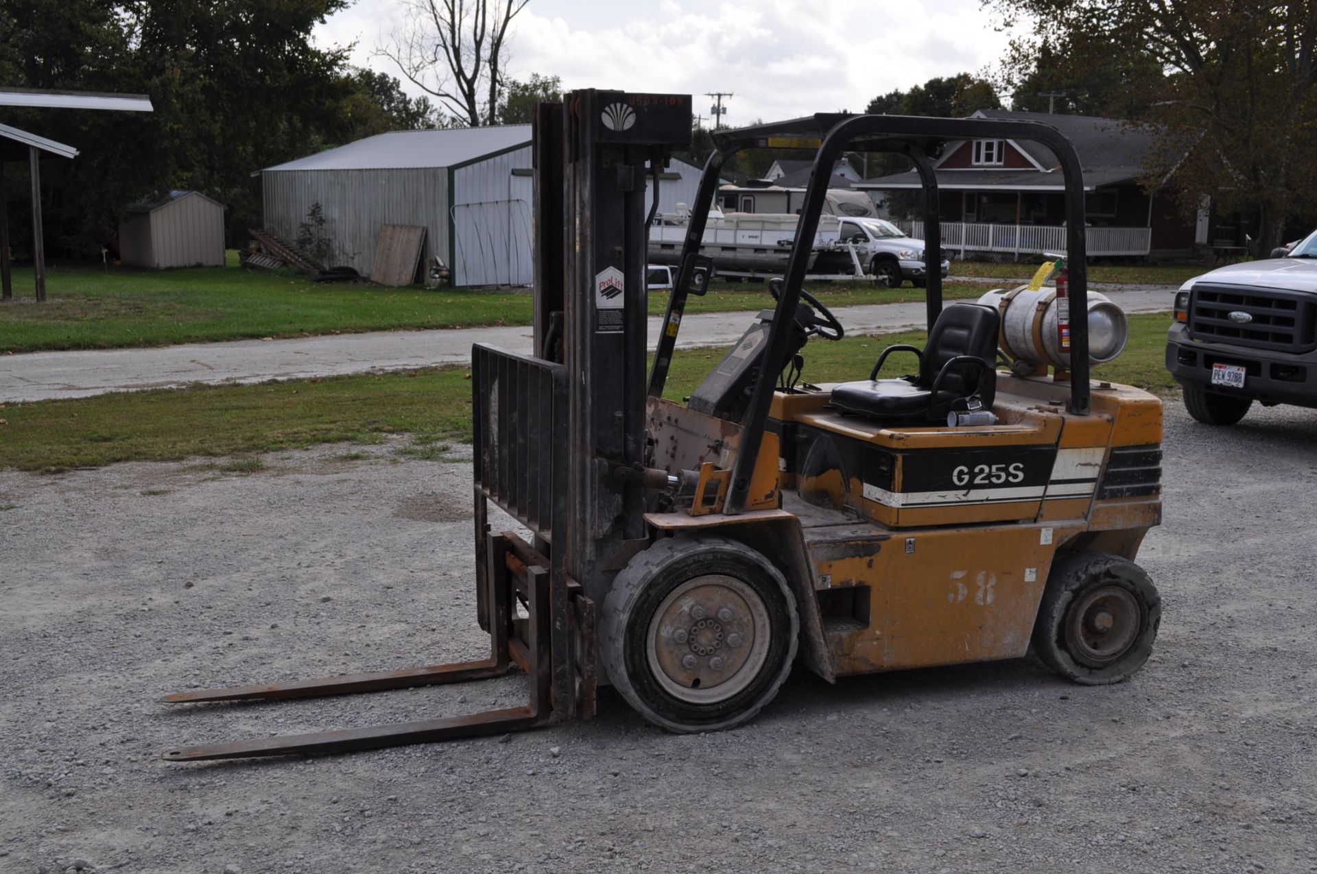 Daewoo G25S forklift, propane, sideshift, 7.00x15 front tires, 6.50-10 rear tires, 3 stage mast