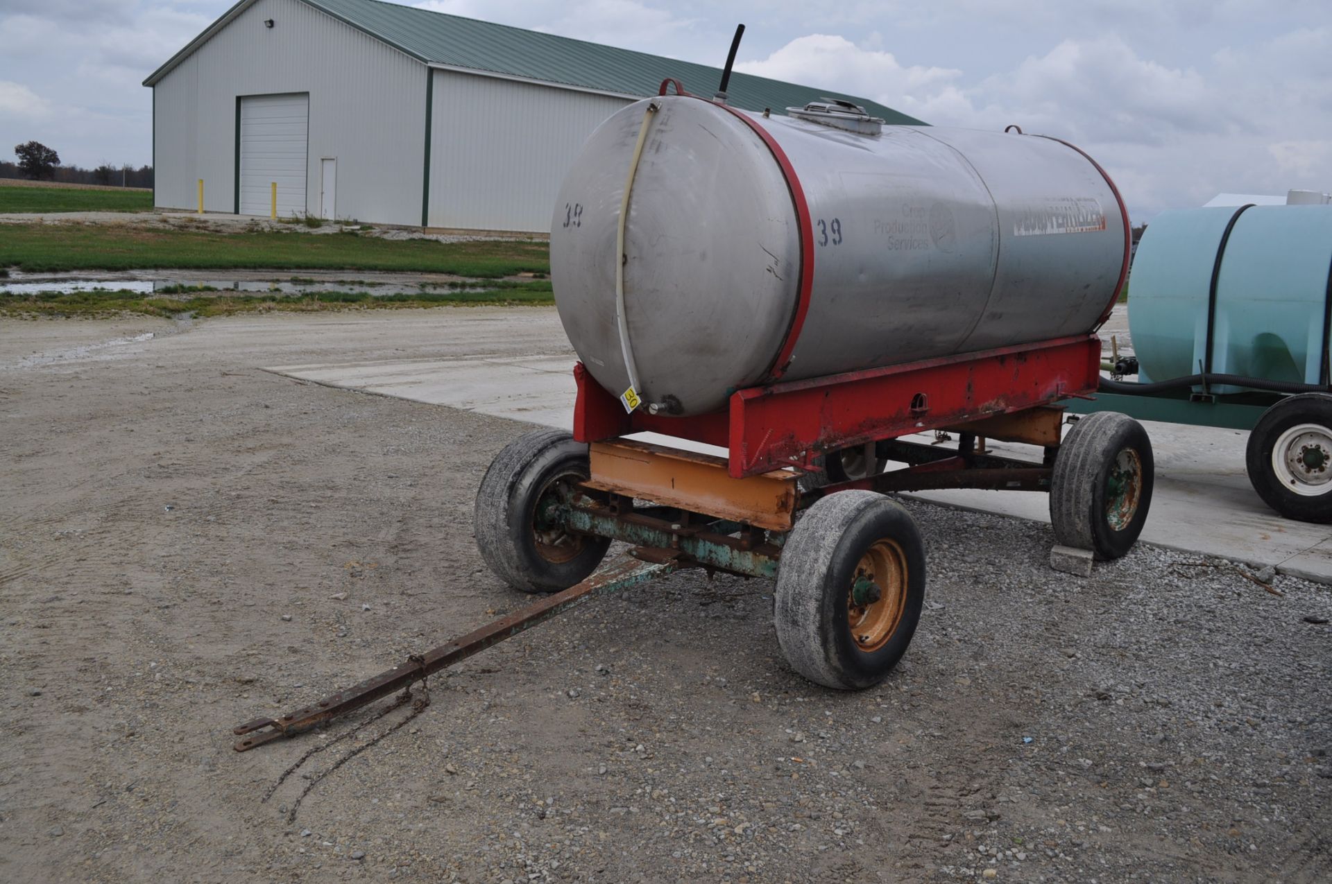 1,000 gal SS tank on wagon running gear - Image 2 of 7