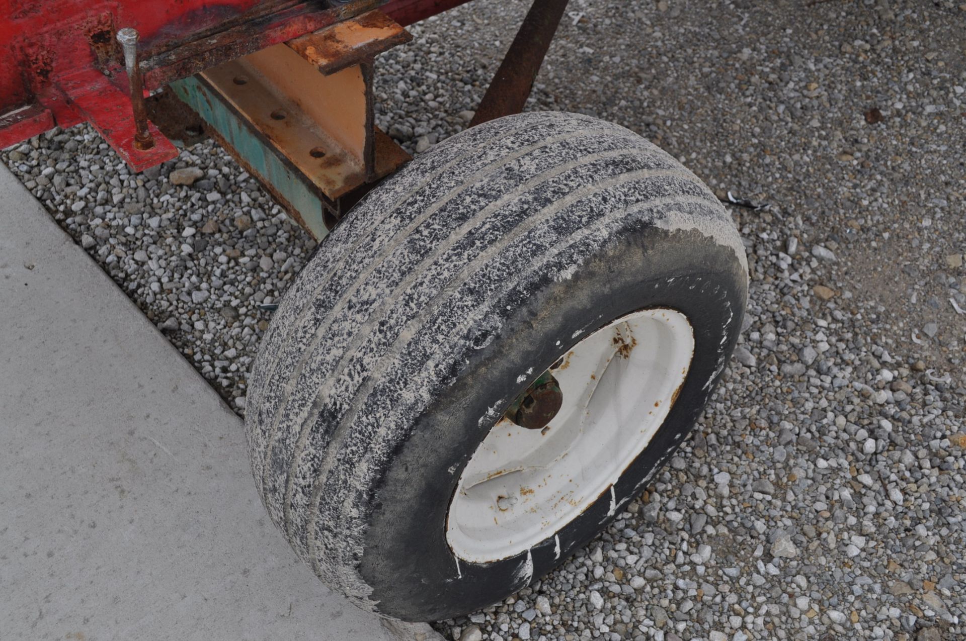 1,000 gal SS tank on wagon running gear - Image 6 of 7