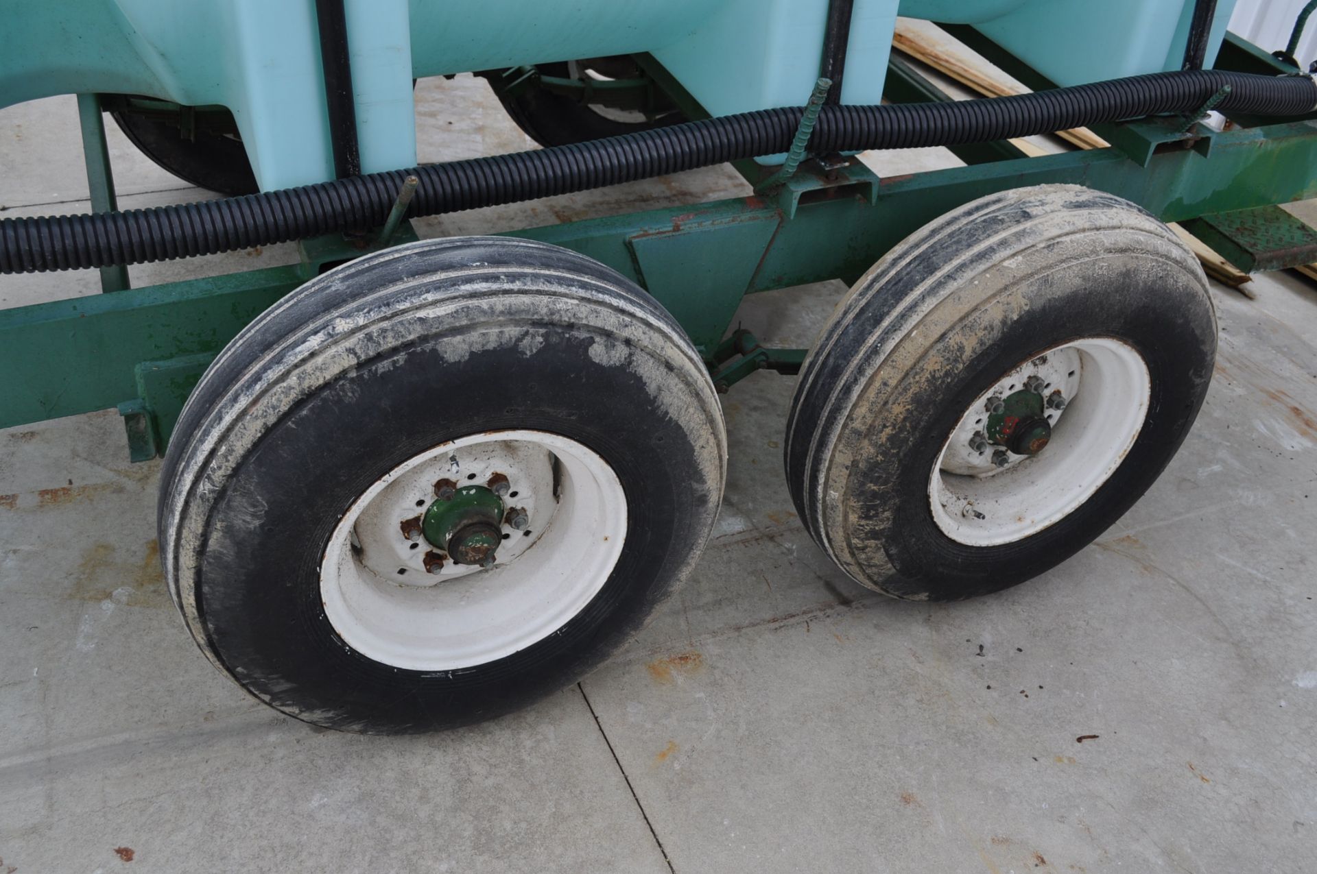 1,000 gal poly nurse trailer, tandem axle, 2" gas pump - Image 4 of 6