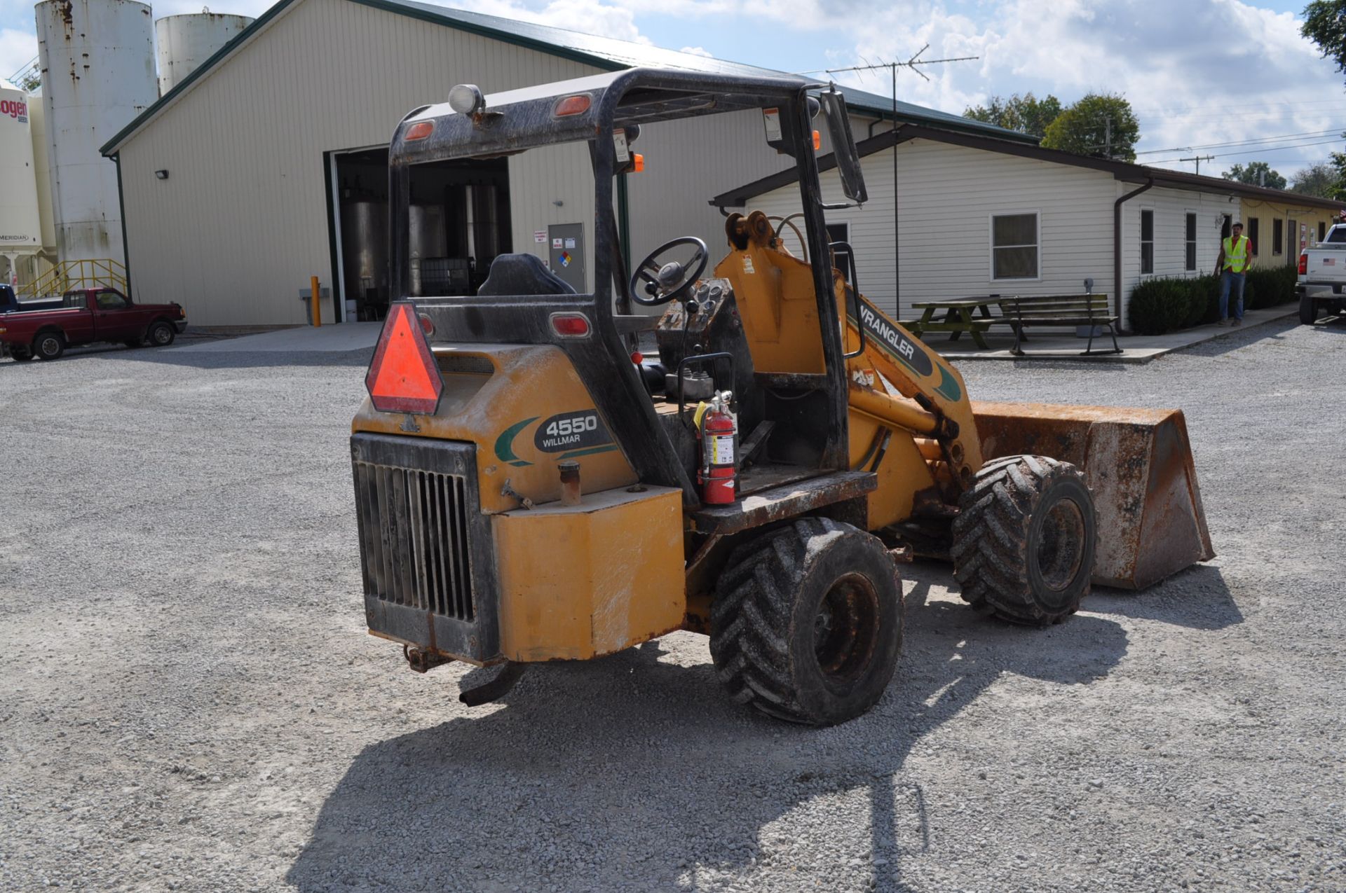 Willmar Wrangler 4550 loader, 5374 hrs, skid steer mounting plate, 31x15.50-15 tires, aux hyd, SN - Image 4 of 12