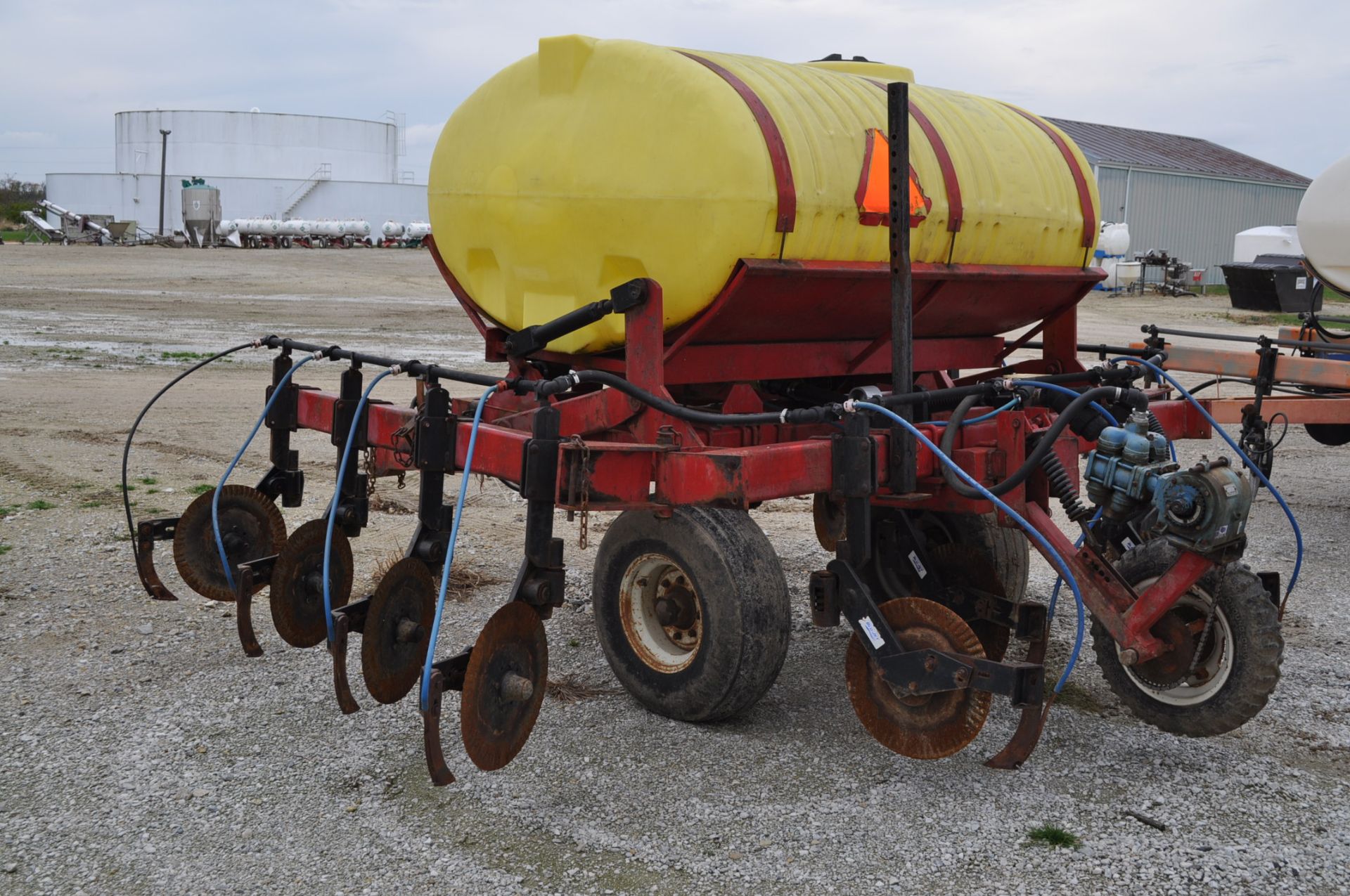 11 coulter Clark 28 applicator, 750 gal poly tank, Blu-Jet coulters with knives, ground drive - Image 3 of 6