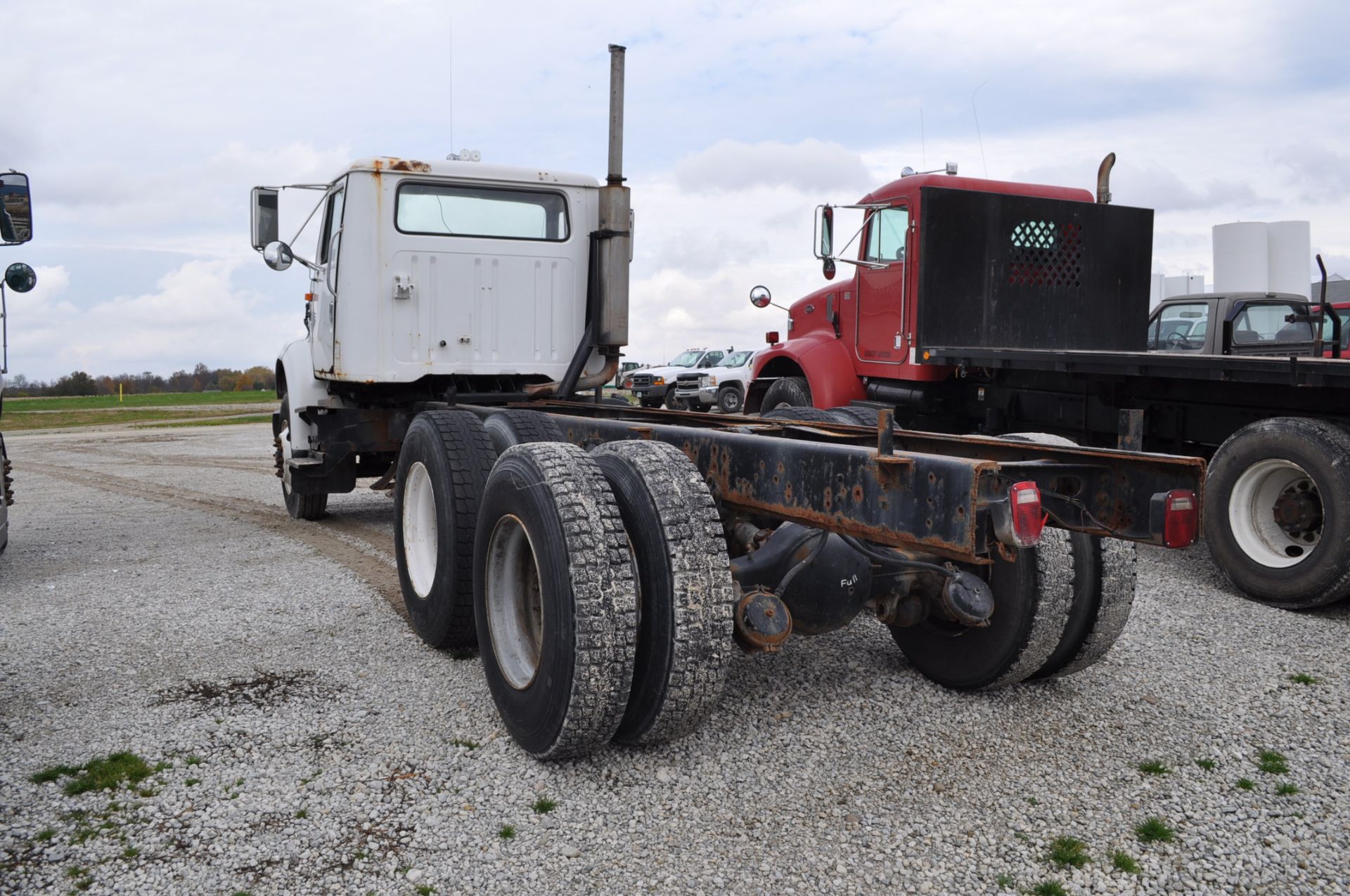 1991 International 8100 cab and chassis, T/A, Cummins diesel, Spicer 7 spd, spring ride, air brakes - Image 3 of 19