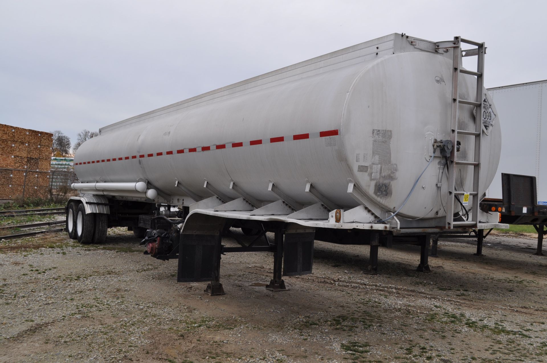 9,000-gal Trailmobile tanker trailer, 11 HP Honda GX340 pump, 295/75R22.5 tires, SN P40297 - Image 2 of 7