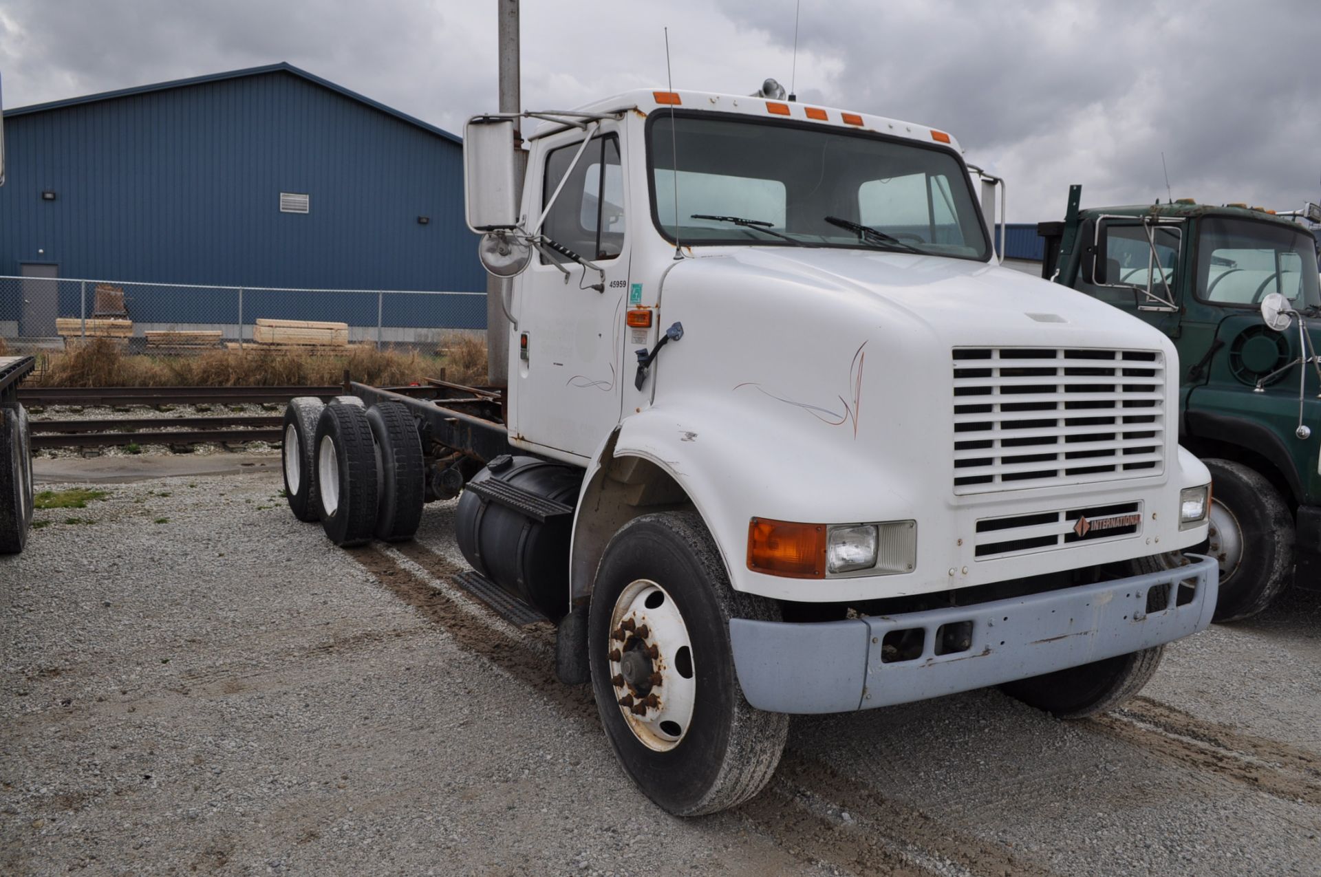 1991 International 8100 cab and chassis, T/A, Cummins diesel, Spicer 7 spd, spring ride, air brakes - Image 5 of 19