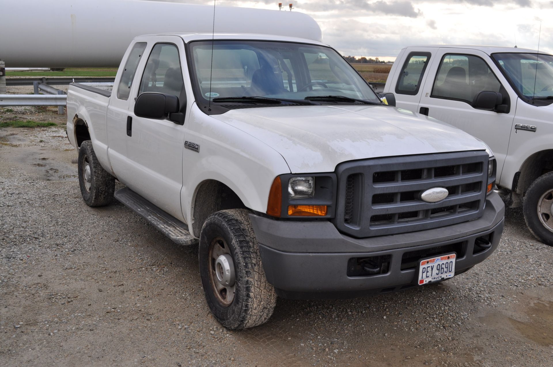 2005 Ford F-250, 4x4, Gas V-8, auto, ext cab, short bed, 201,385 miles, VIN 1FTSX21575ED02423 - Image 4 of 15