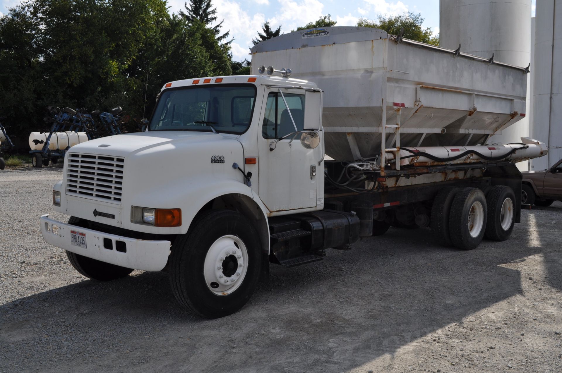 2000 International 4900 w/ 16 ton dry box, side shooter, 4 compartment, DT466E, Eaton 9 sp, T/A,