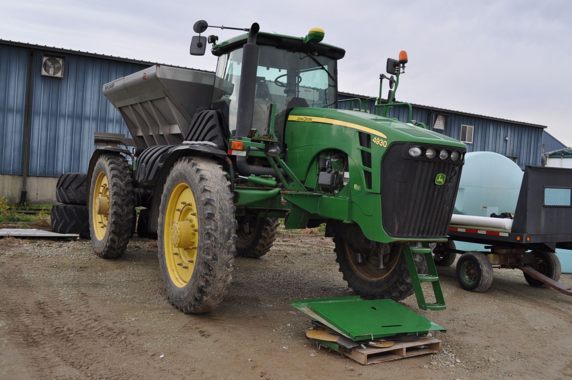 John Deere 4930 Combo, New Leader G4 SS dry box, 1,200-gal SS tank, 120’ boom, Greenstar, 380/105R50 - Image 2 of 31