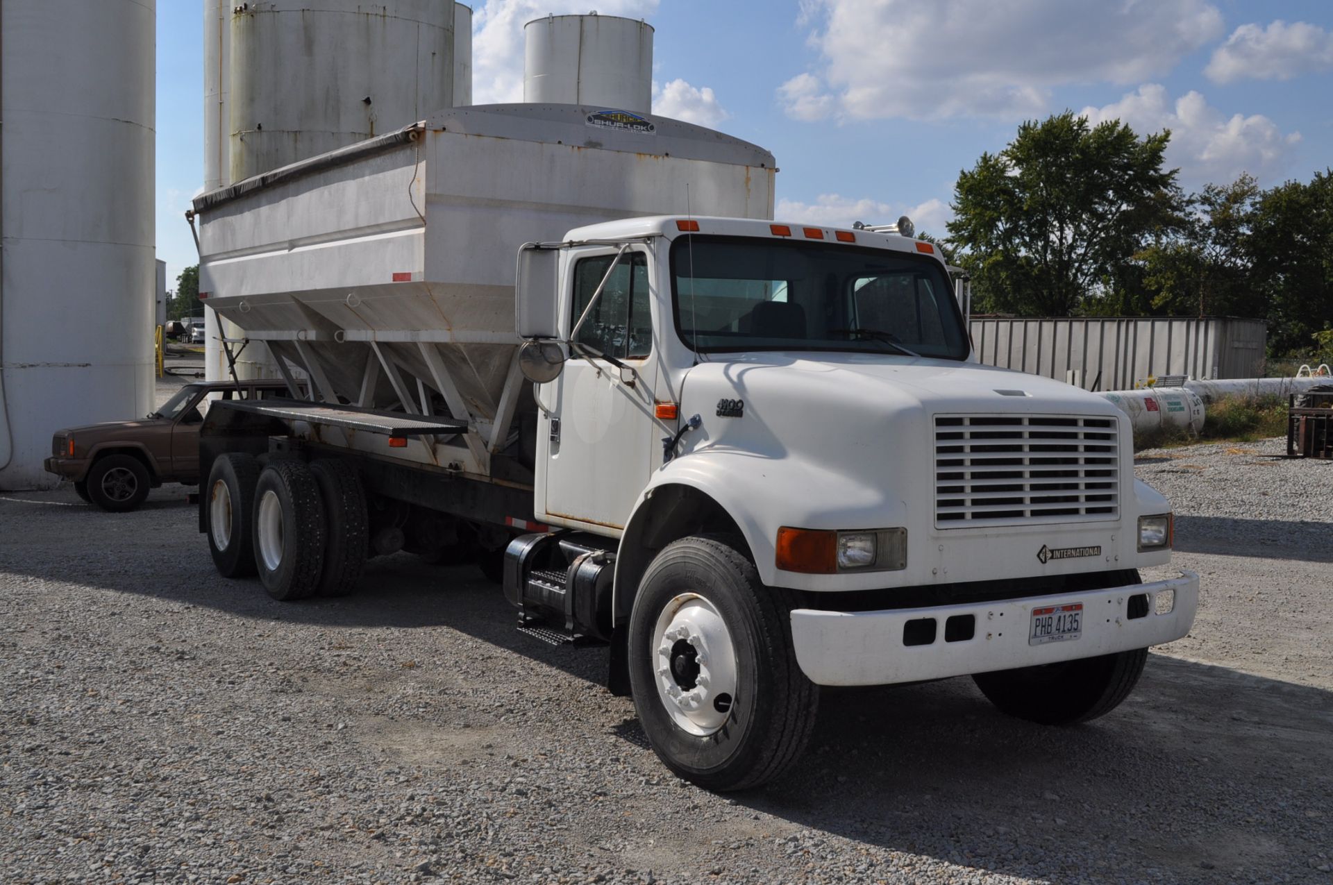 2000 International 4900 w/ 16 ton dry box, side shooter, 4 compartment, DT466E, Eaton 9 sp, T/A, - Image 6 of 13