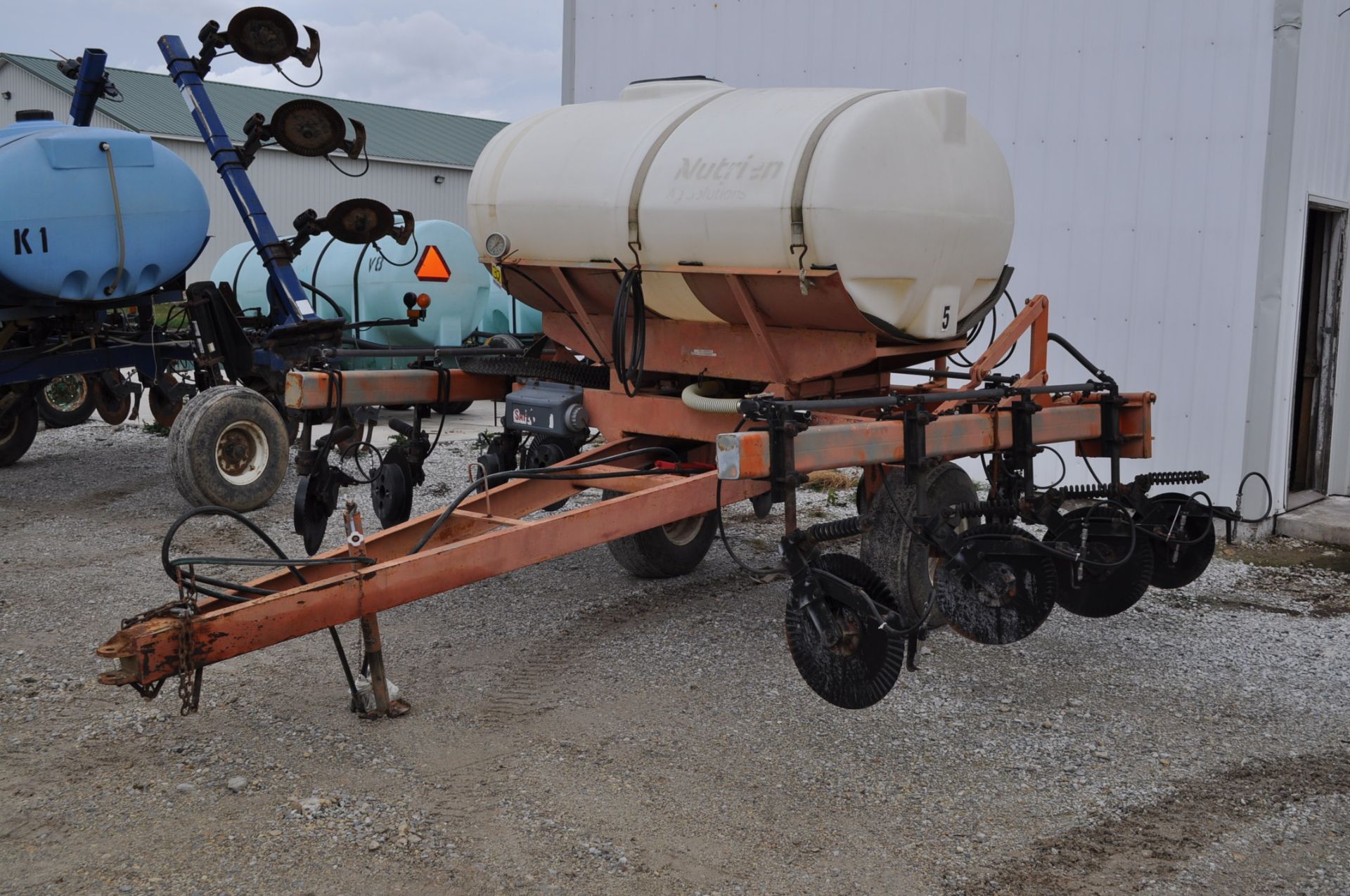 11 coulter Clark 28 applicator, 750 gal poly tank, injectors, ground drive John Blue pump - Image 2 of 5