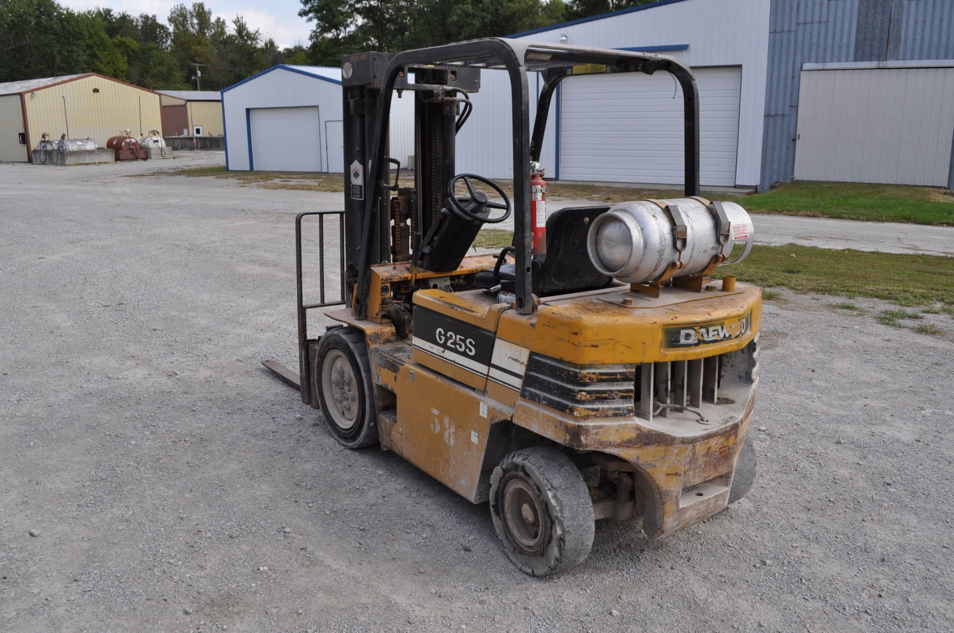 Daewoo G25S forklift, propane, sideshift, 7.00x15 front tires, 6.50-10 rear tires, 3 stage mast - Image 2 of 7