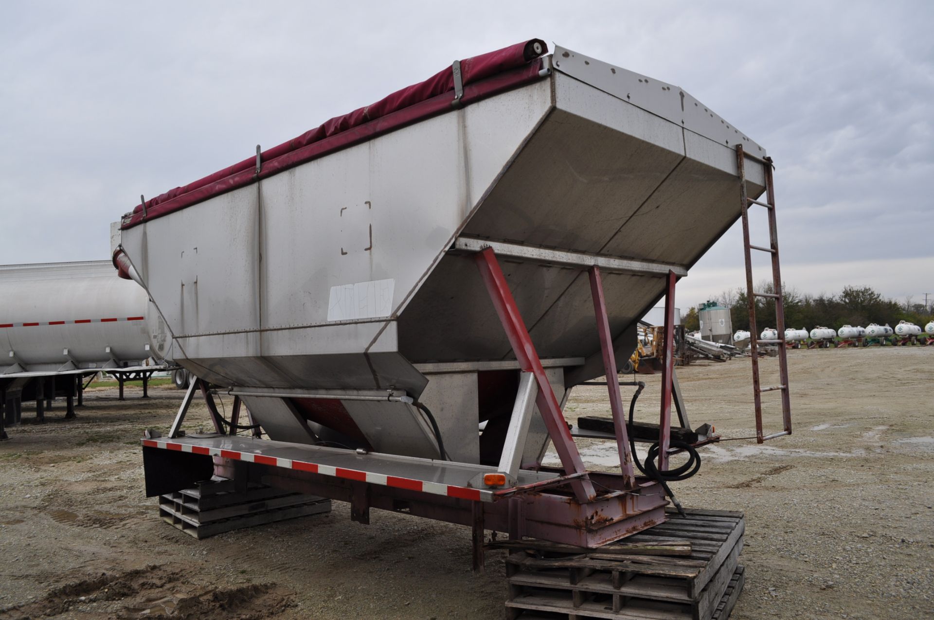 Chandler 16 ton rear discharge dry fertilizer tender bed, 2 compartment, roll tarp - Image 4 of 6