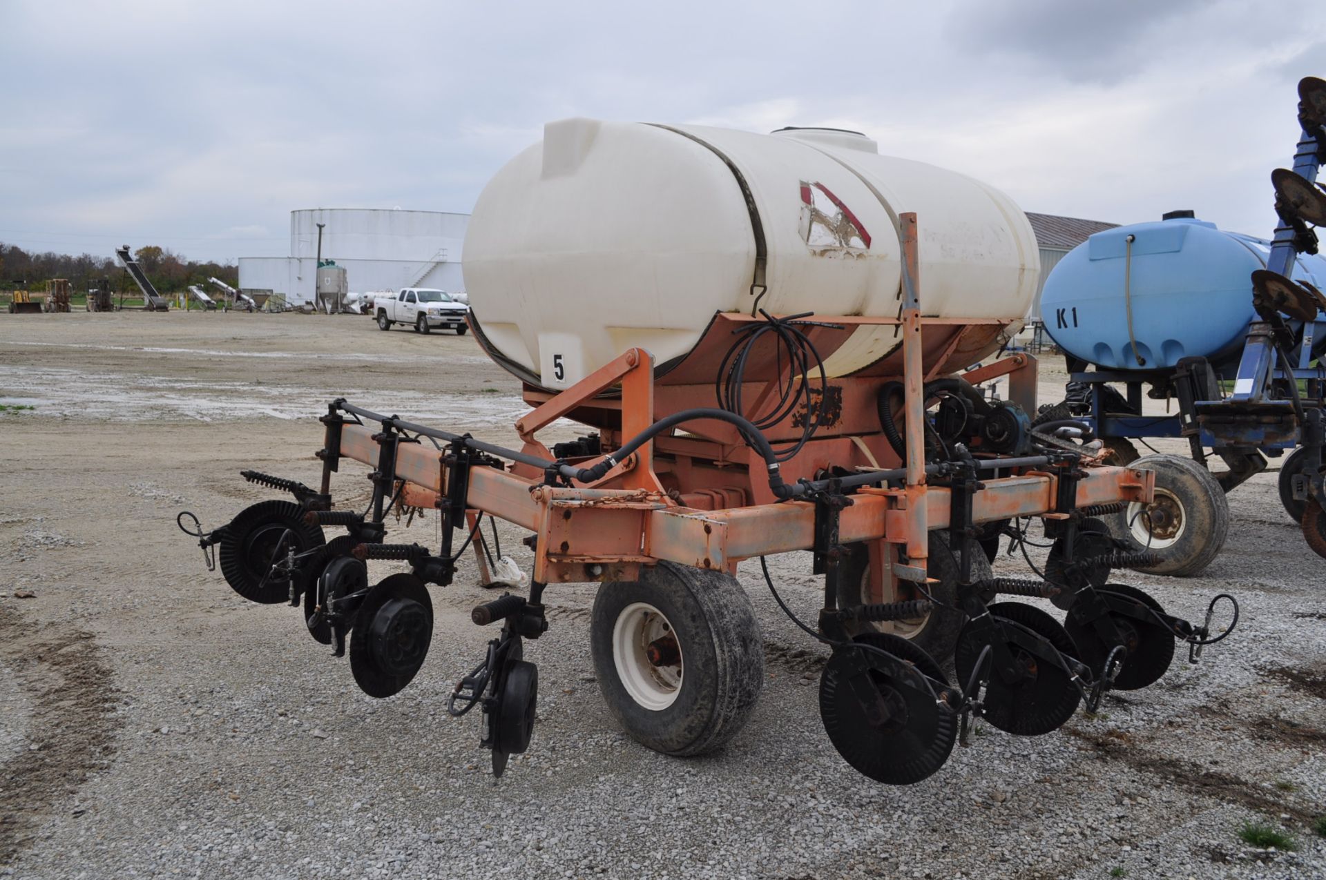 11 coulter Clark 28 applicator, 750 gal poly tank, injectors, ground drive John Blue pump - Image 3 of 5