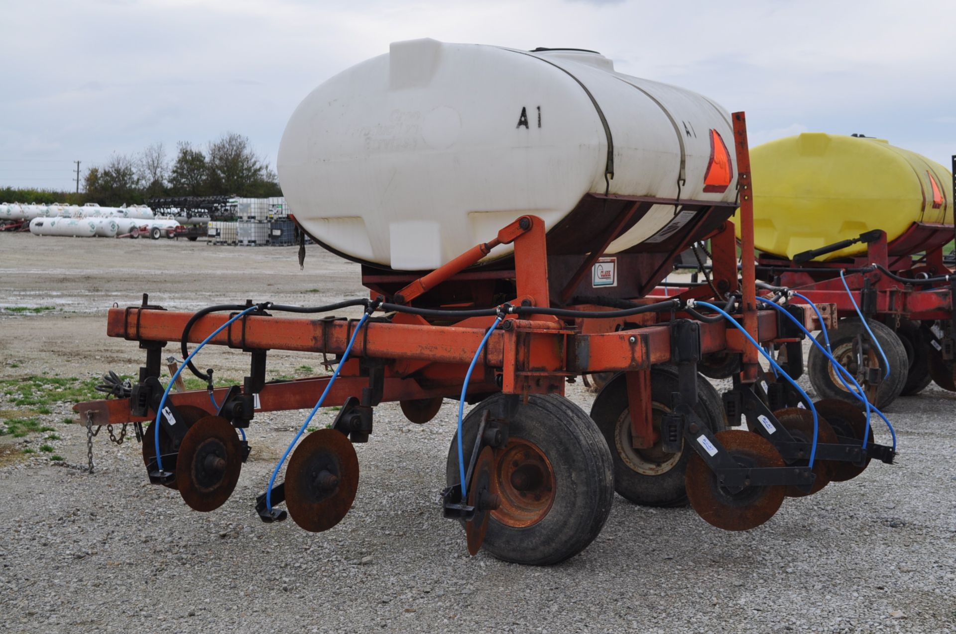 11 coulter Clark 28 applicator, 750 gal poly tank, Blu-Jet coulters - Image 3 of 6