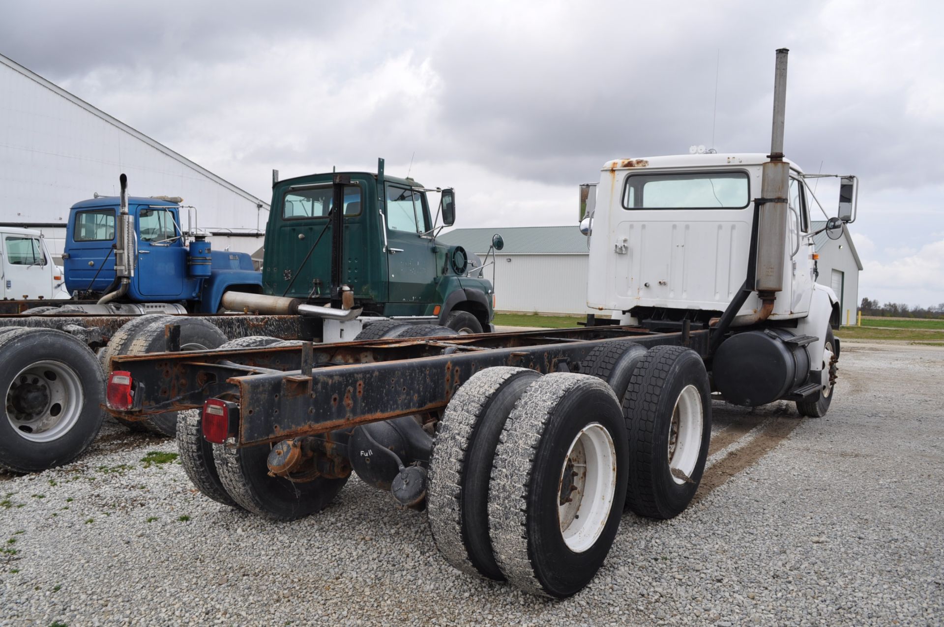 1991 International 8100 cab and chassis, T/A, Cummins diesel, Spicer 7 spd, spring ride, air brakes - Image 4 of 19