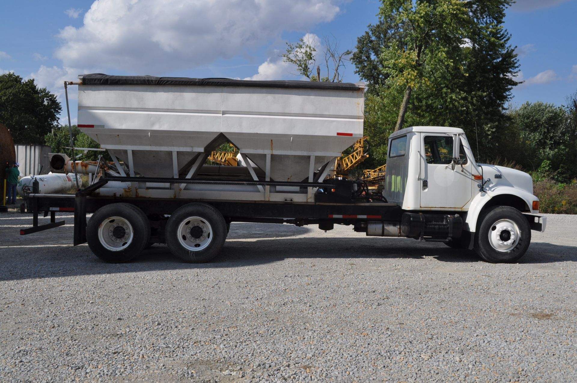 2000 International 4900 w/ 16 ton dry box, side shooter, 4 compartment, DT466E, Eaton 9 sp, T/A, - Image 5 of 13