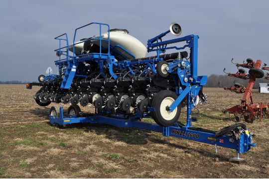 Kinze 3600 12/24 planter, central fill ASD, no-till, rubber/spike closing wheels, edge vac meters, - Image 5 of 13