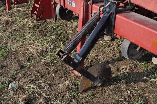 Case IH 183 12 row x 30 row crop cultivator, 3 pt, hyd fold - Image 7 of 7