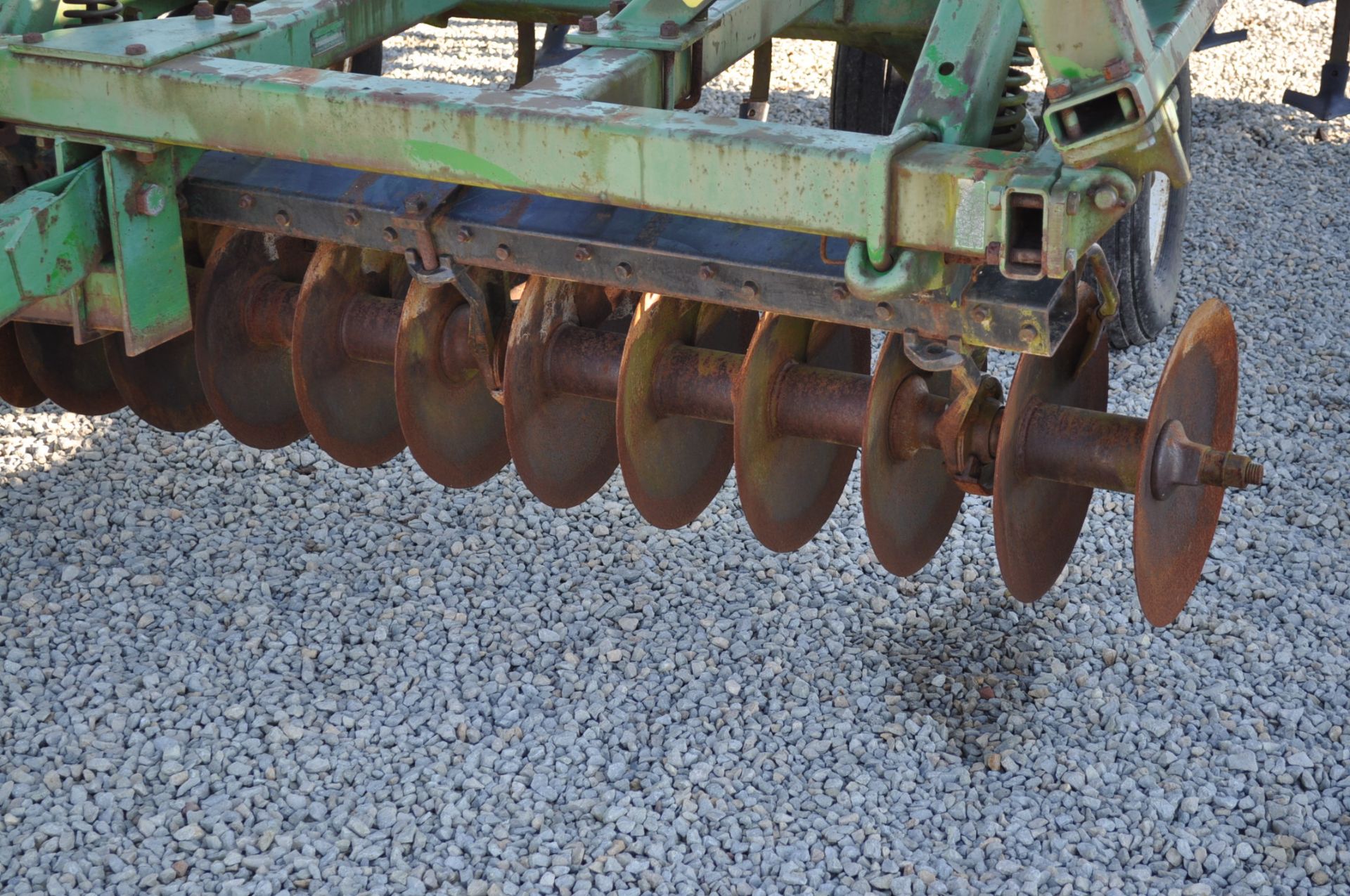 20' John Deere 722 soil finisher, hyd fold, walking tandem, coil tine harrow, SN N00722X001902 - Image 5 of 8