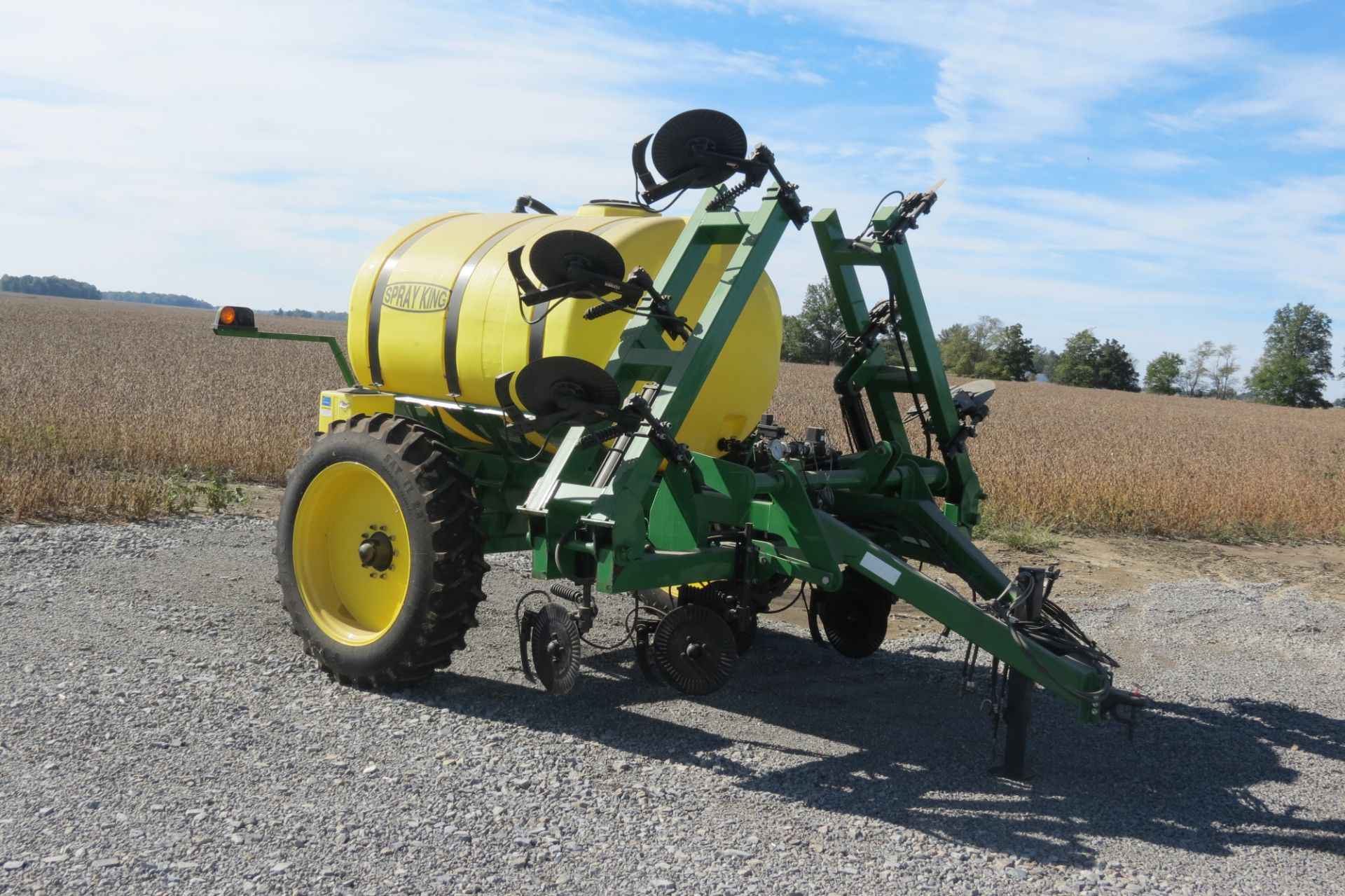 Spray King 11-coulter 28% applicator, 1300-gal poly tank, 15.5-38 tires, 2” fill, hyd SS 2” pump,