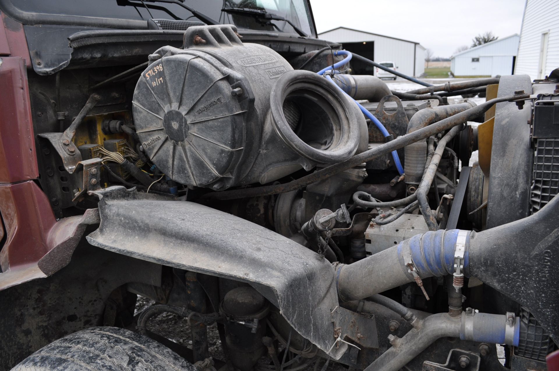 2001 Freightliner FL112 tandem-axle semi, Cummins ISM, Eaton auto-shift, 10-speed/3-pedal, engine - Image 14 of 22