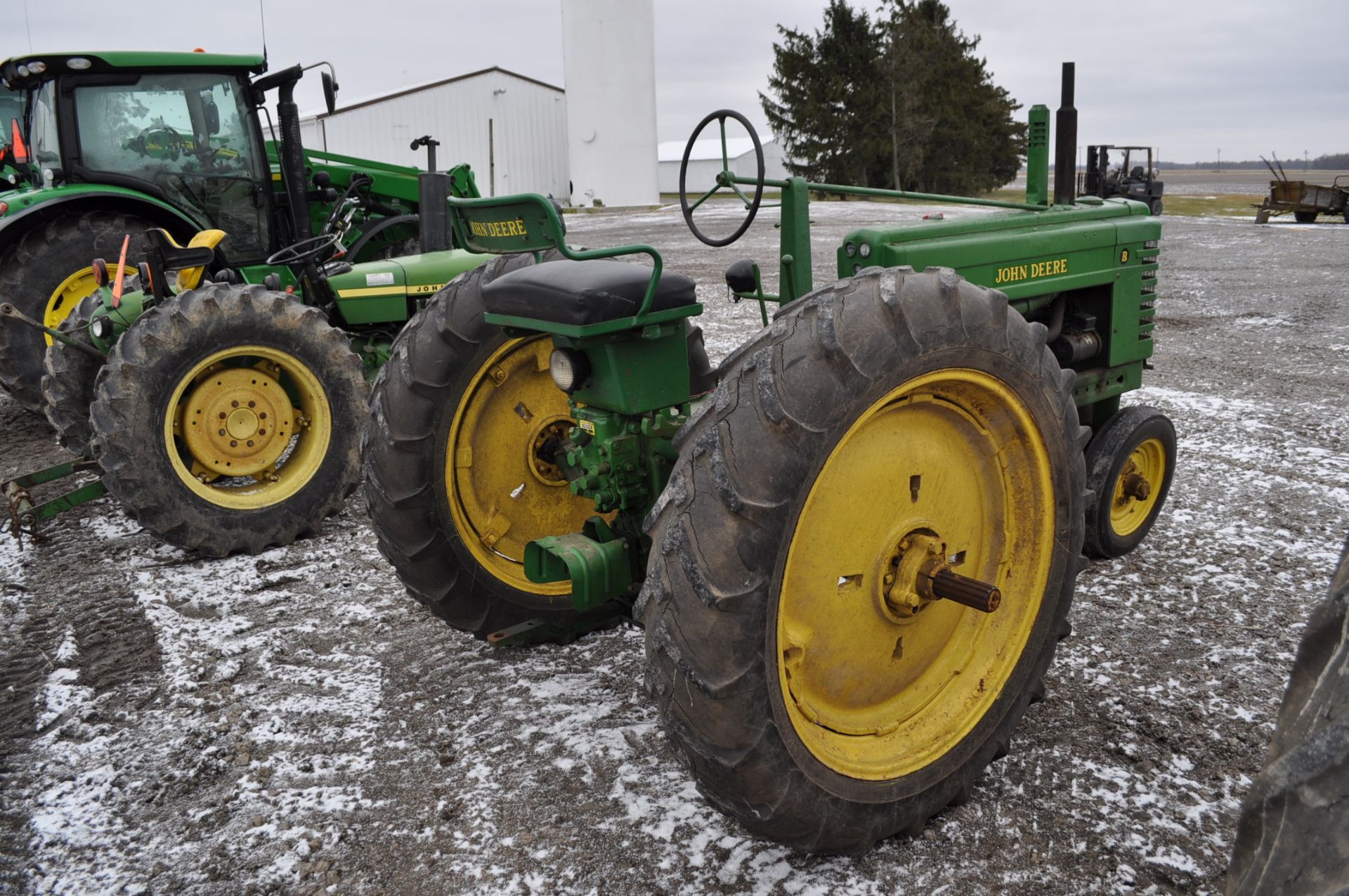 John Deere Model B tractor, 11/38 rears, 5.50/16 fronts, rebuilt starter and carburetor, SN 222911 - Image 3 of 5