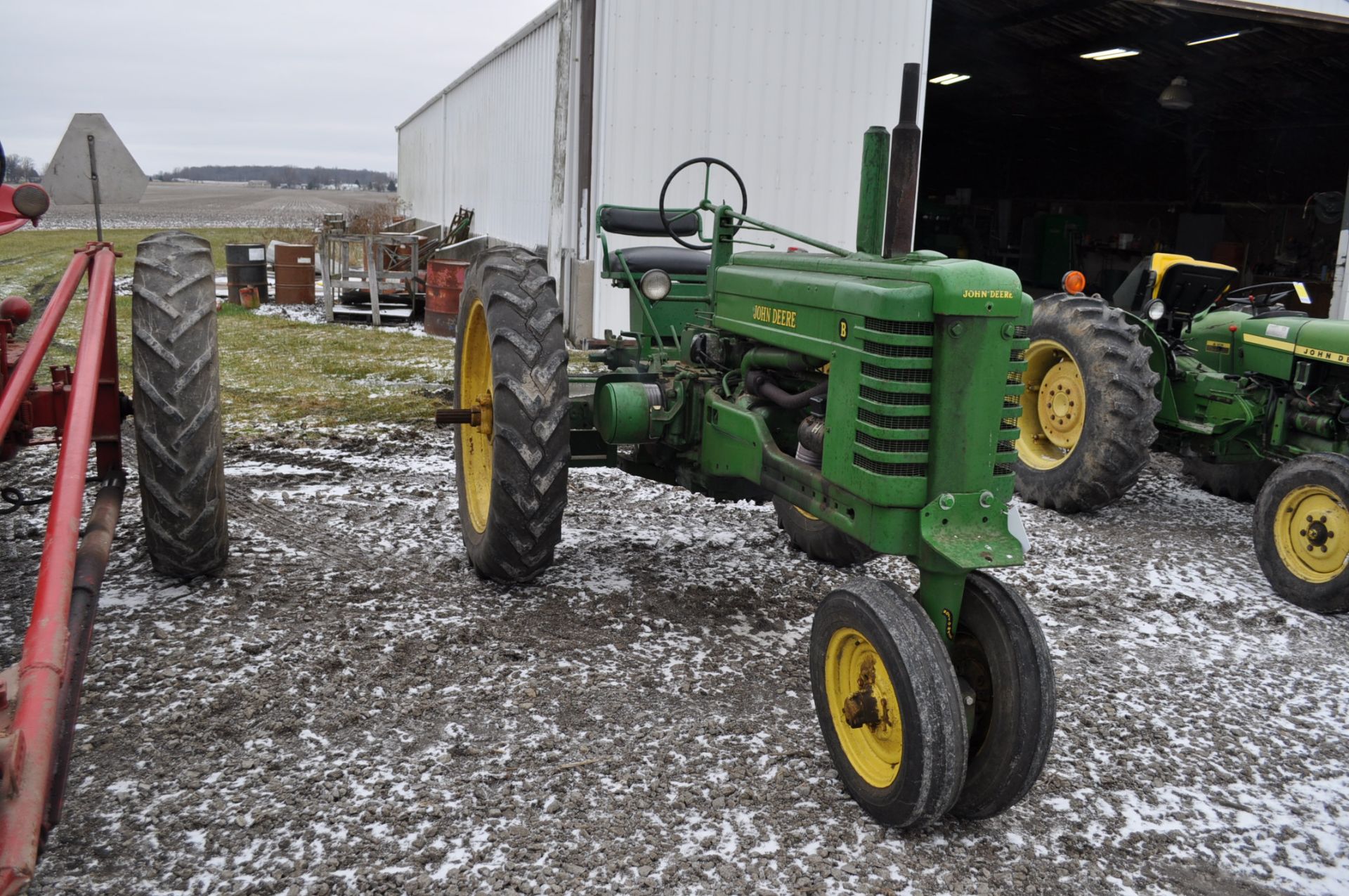 John Deere Model B tractor, 11/38 rears, 5.50/16 fronts, rebuilt starter and carburetor, SN 222911 - Image 4 of 5