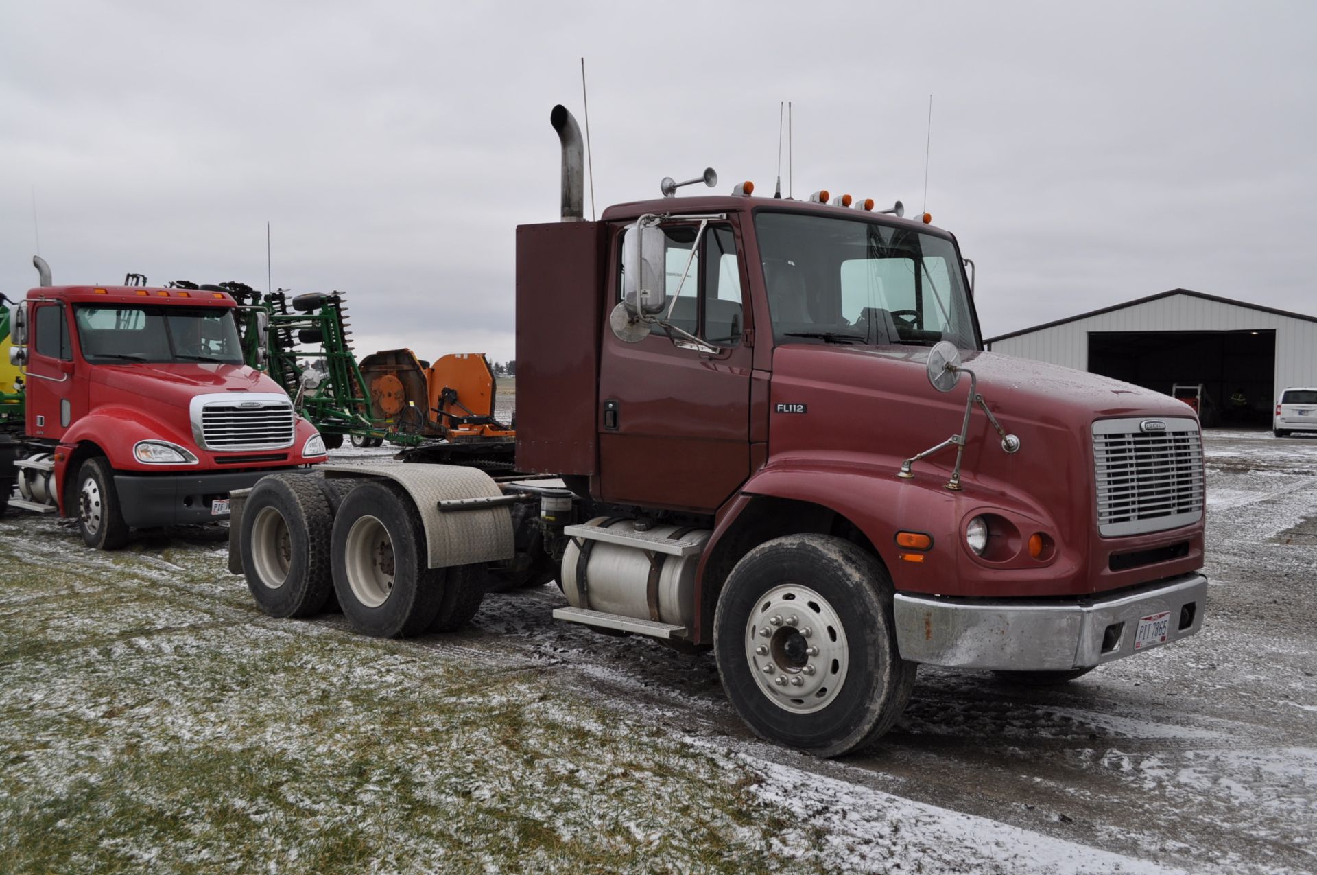 2001 Freightliner FL112 tandem-axle semi, Cummins ISM, Eaton auto-shift, 10-speed/3-pedal, engine - Image 4 of 22