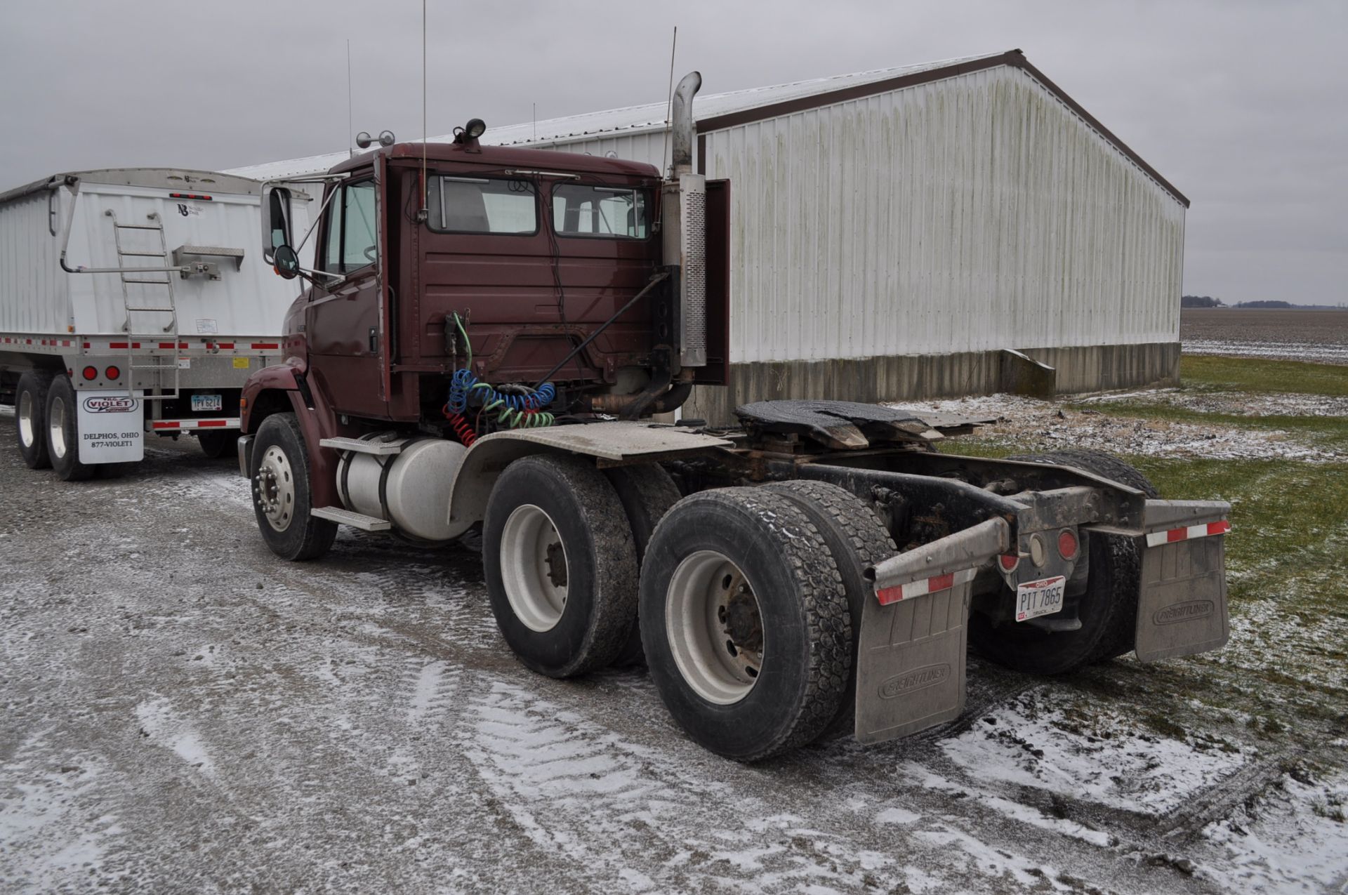 2001 Freightliner FL112 tandem-axle semi, Cummins ISM, Eaton auto-shift, 10-speed/3-pedal, engine - Image 2 of 22