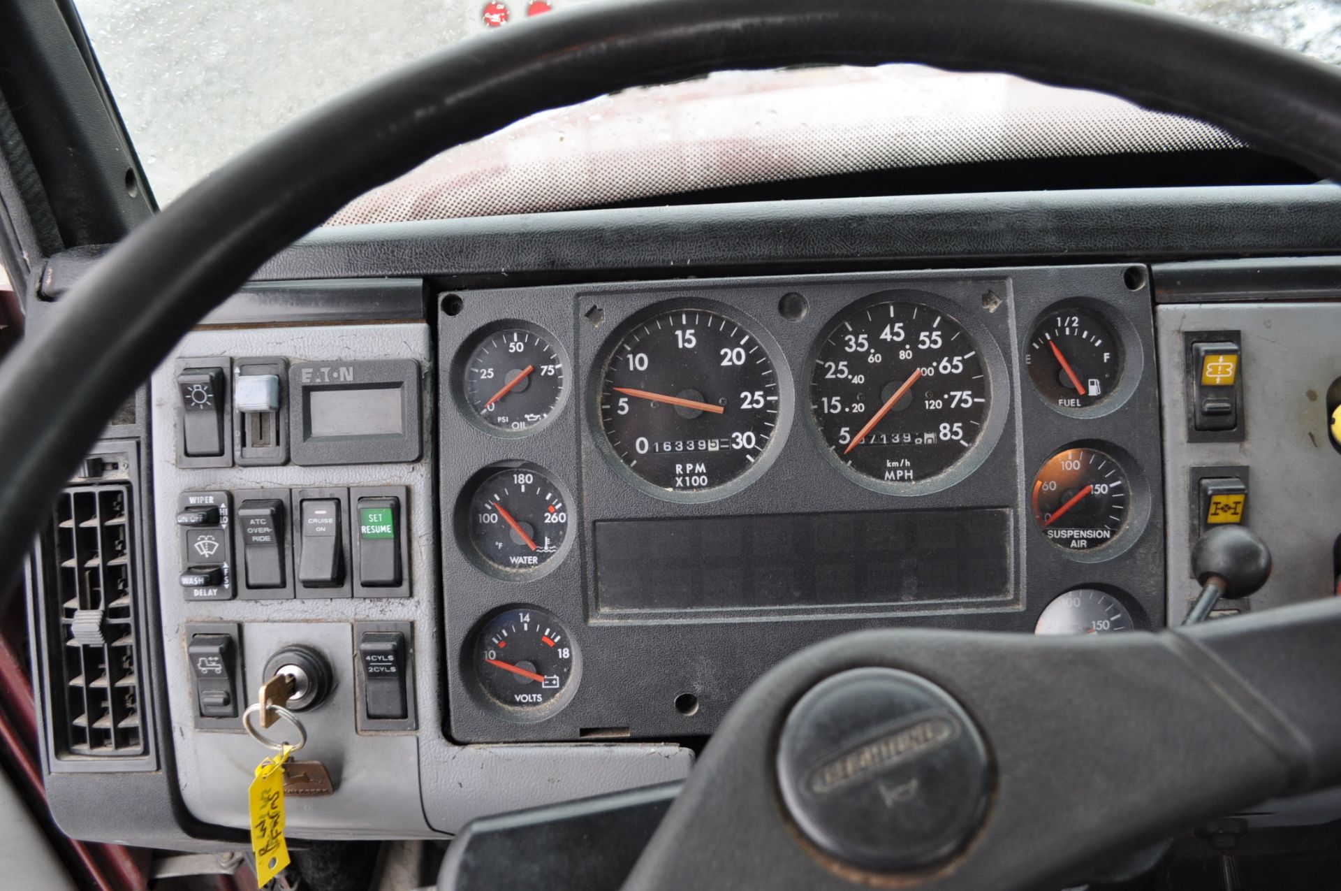 2001 Freightliner FL112 tandem-axle semi, Cummins ISM, Eaton auto-shift, 10-speed/3-pedal, engine - Image 18 of 22