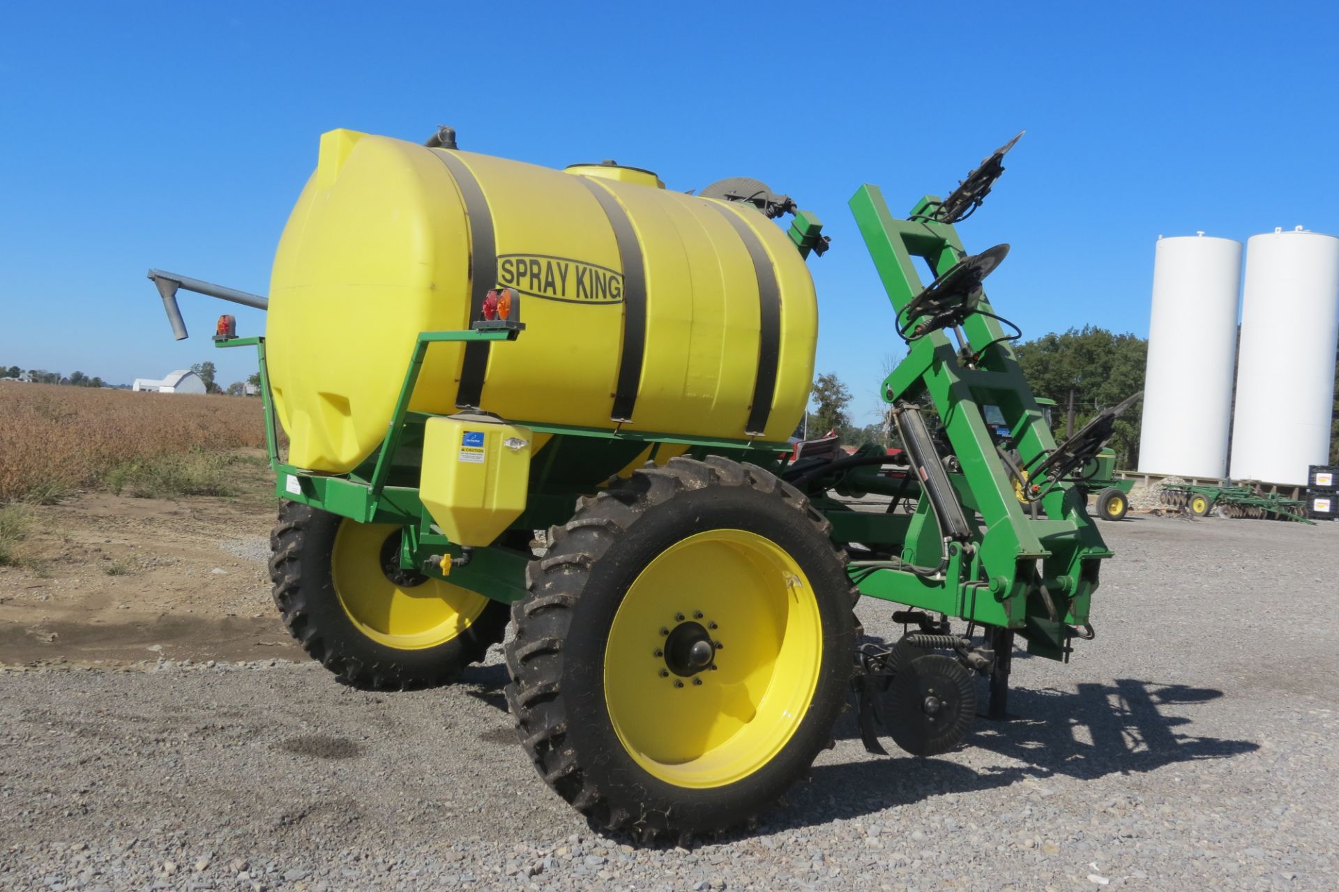 Spray King 11-coulter 28% applicator, 1300-gal poly tank, 15.5-38 tires, 2” fill, hyd SS 2” pump, - Image 4 of 22