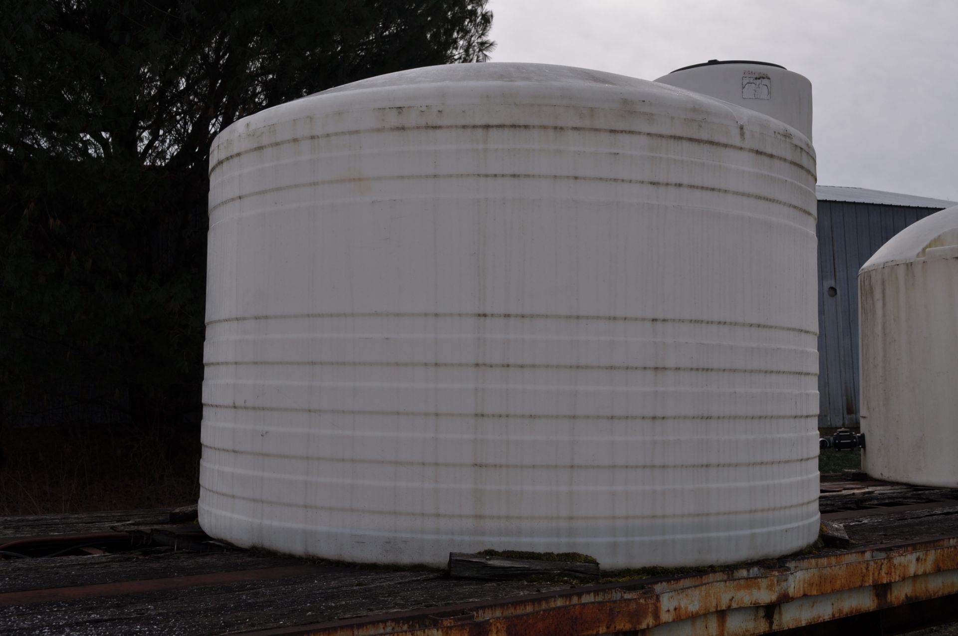 1,600 gallon flat bottom poly tank - Image 2 of 2