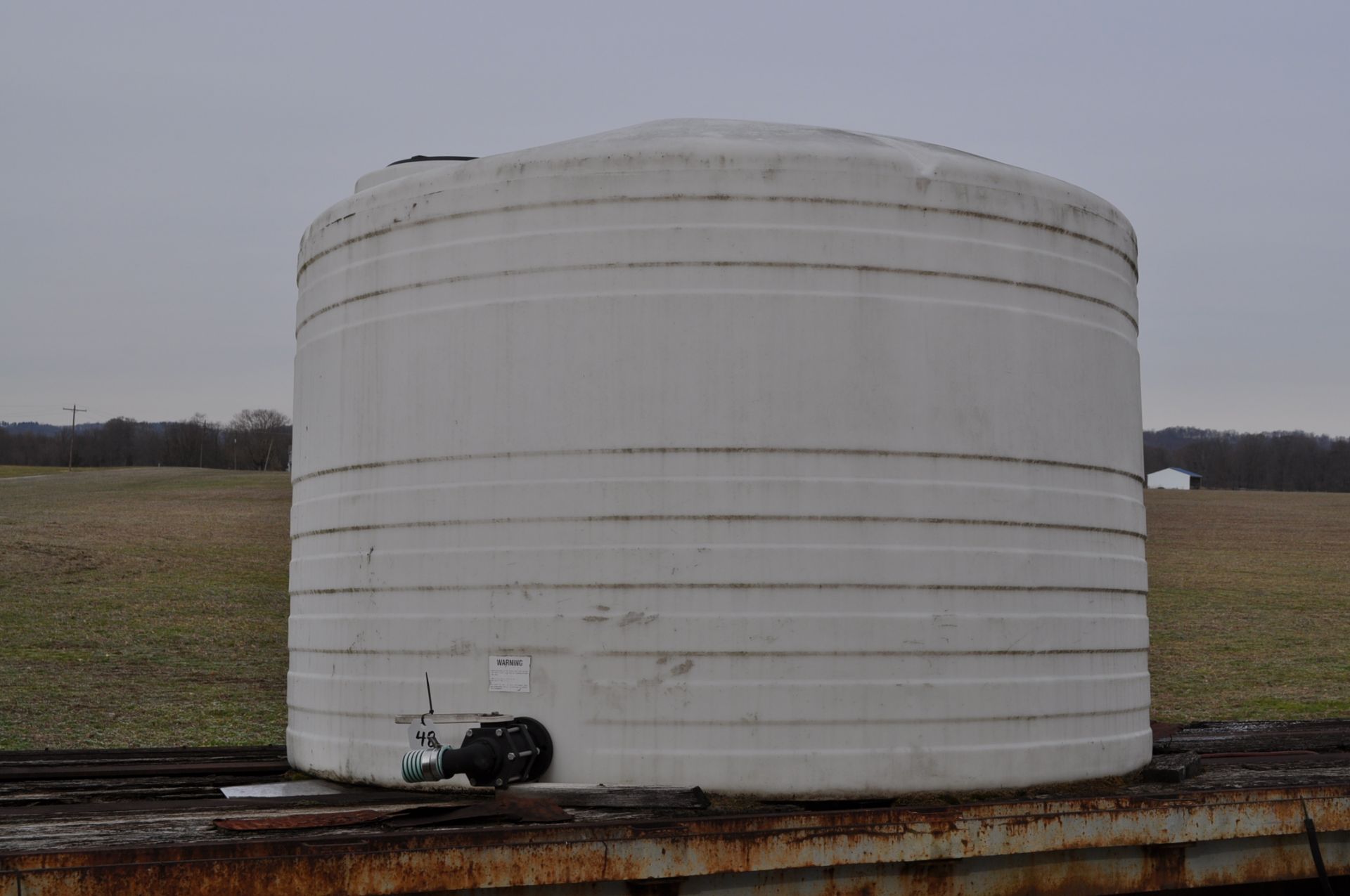 1,600 gallon flat bottom poly tank
