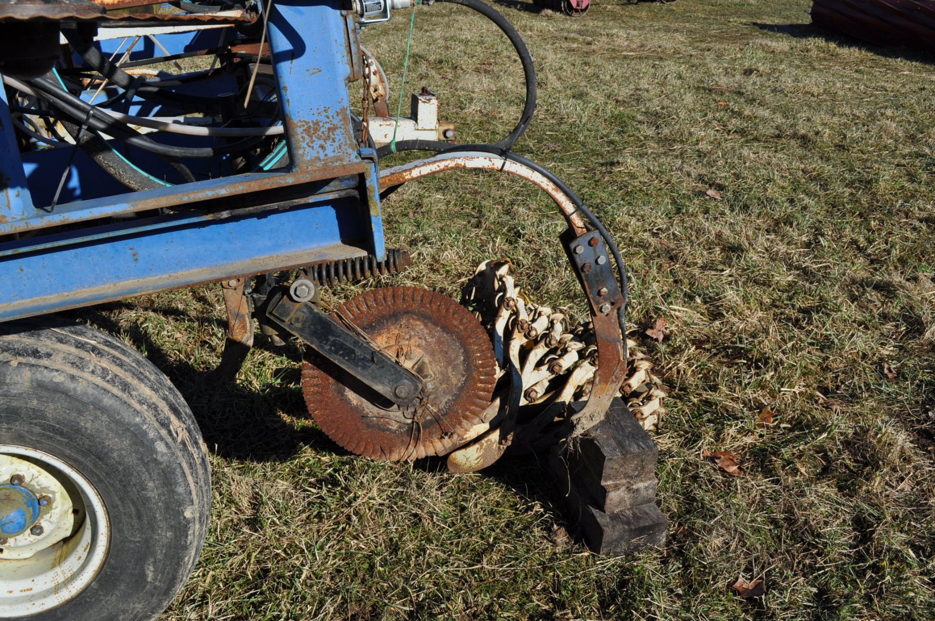 DMI 17-shank NH3 tool bar, hyd fold, spring cushion disc, twin Dickey John NH3 cooler - Image 6 of 14