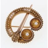 15ct yellow gold penannular brooch set with seed pearls, 9g. 3.
